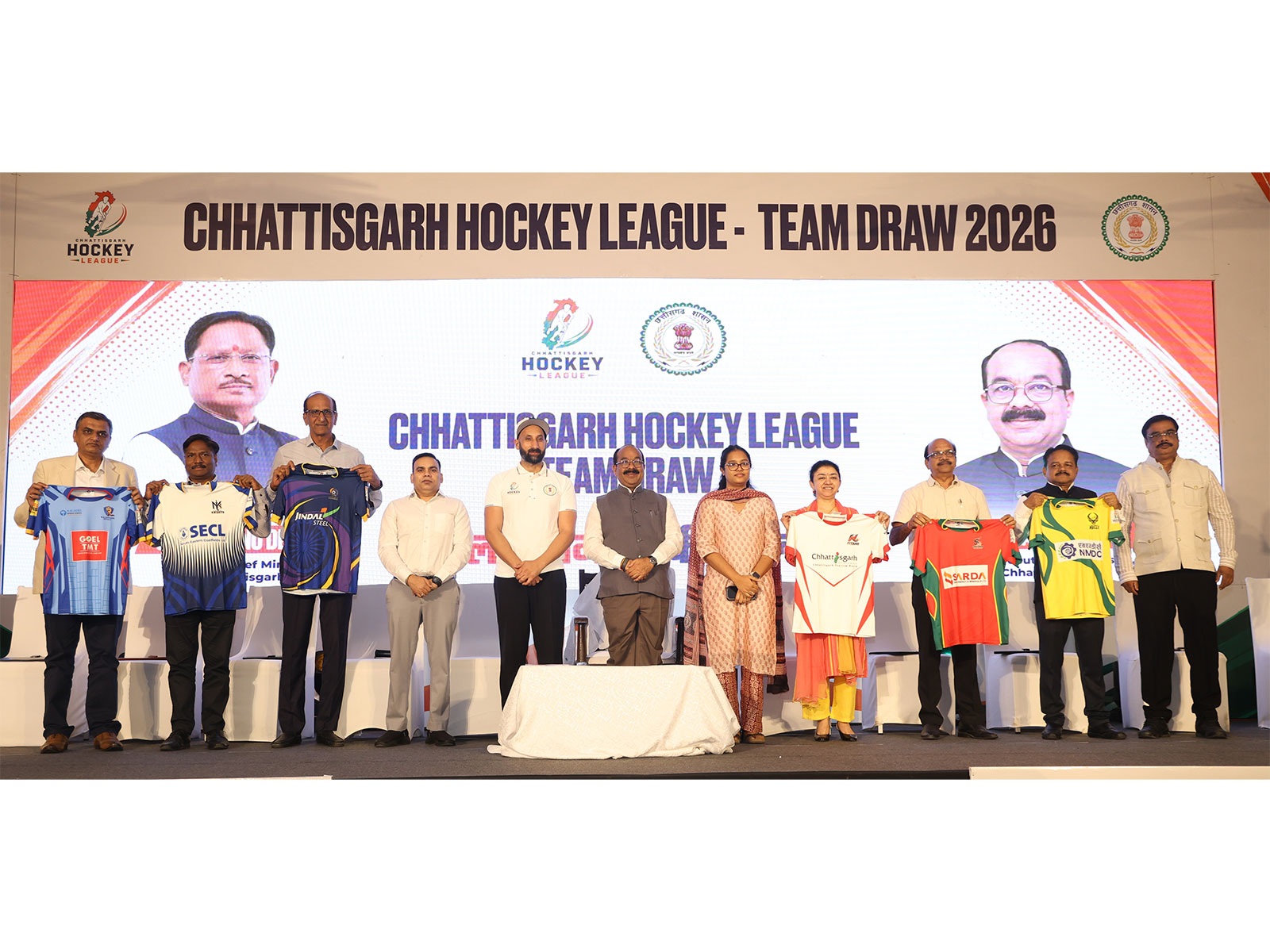 Arun Sao, DCM, Chhattisgarh with Sardar Singh, League Ambassador, CHL along with team owners and DSYW officials. (Photo: CHL)