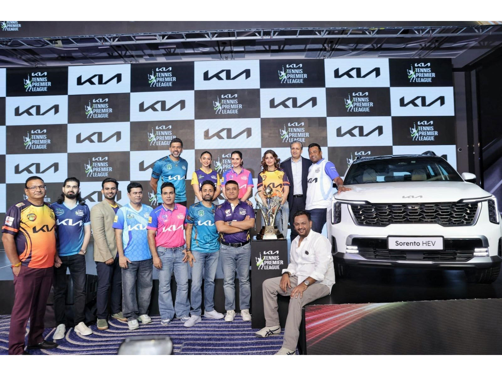 Leander Paes, Sania Mirza, Rakul Preet Singh, Sonali Bendre, Rohan Bopanna, TPL Team Owners & Atul Sood, SVP, Sales and Marketing, Kia India, at Kia TPL Season 8 Auction