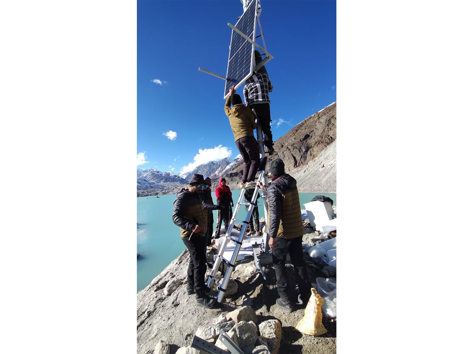 Scientific and technical team completes the installation of an early warning system at