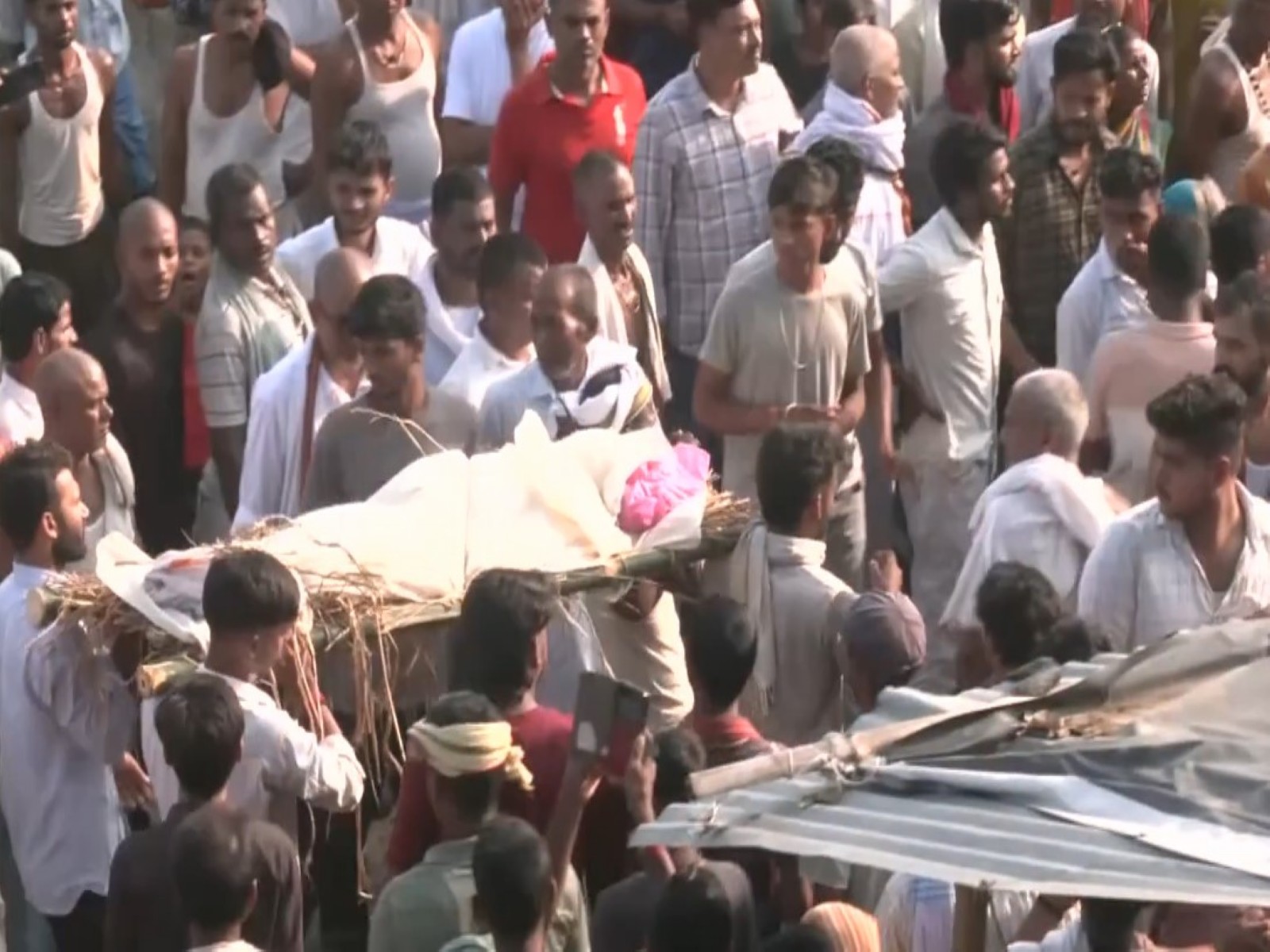 Bodies of 13 children killed in Vaishali boat capsize tragedy taken for cremation (Photo: ANI)
