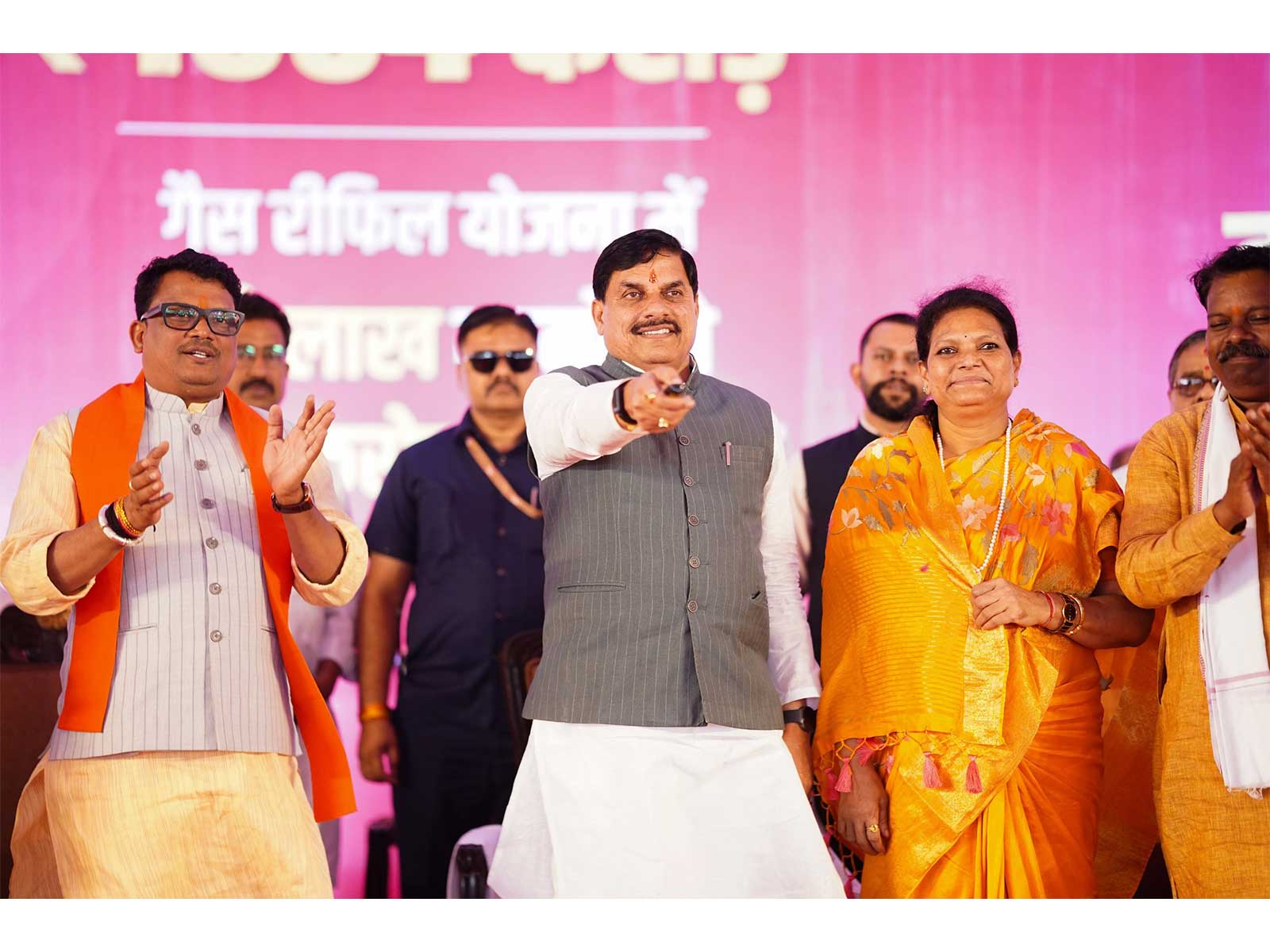 MP CM Mohan Yadav transferring the financial assistance to Ladli Behnas (Photo/DPR) 
