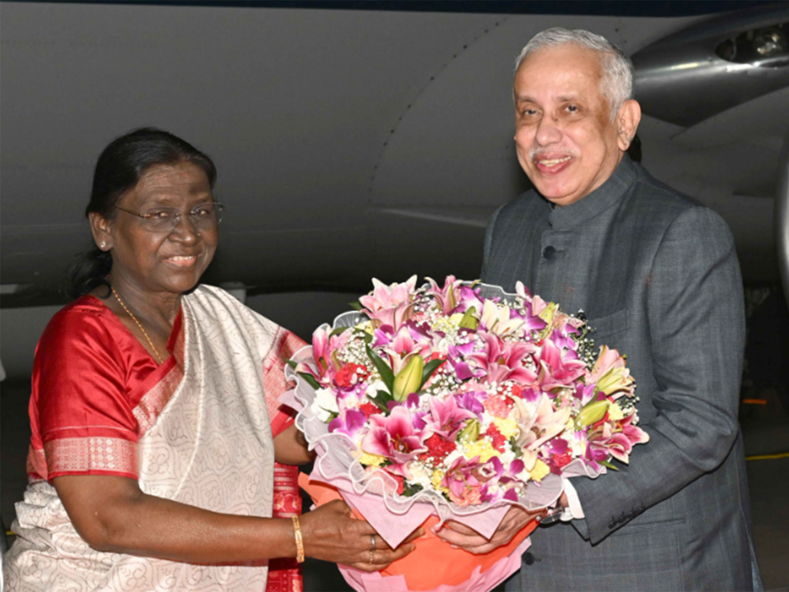 Governor of Andhra Pradesh Abdul Nazeer received President Droupadi Murmu on her arrival at Vijayawada (Photo/@rashtrapatibhvn)