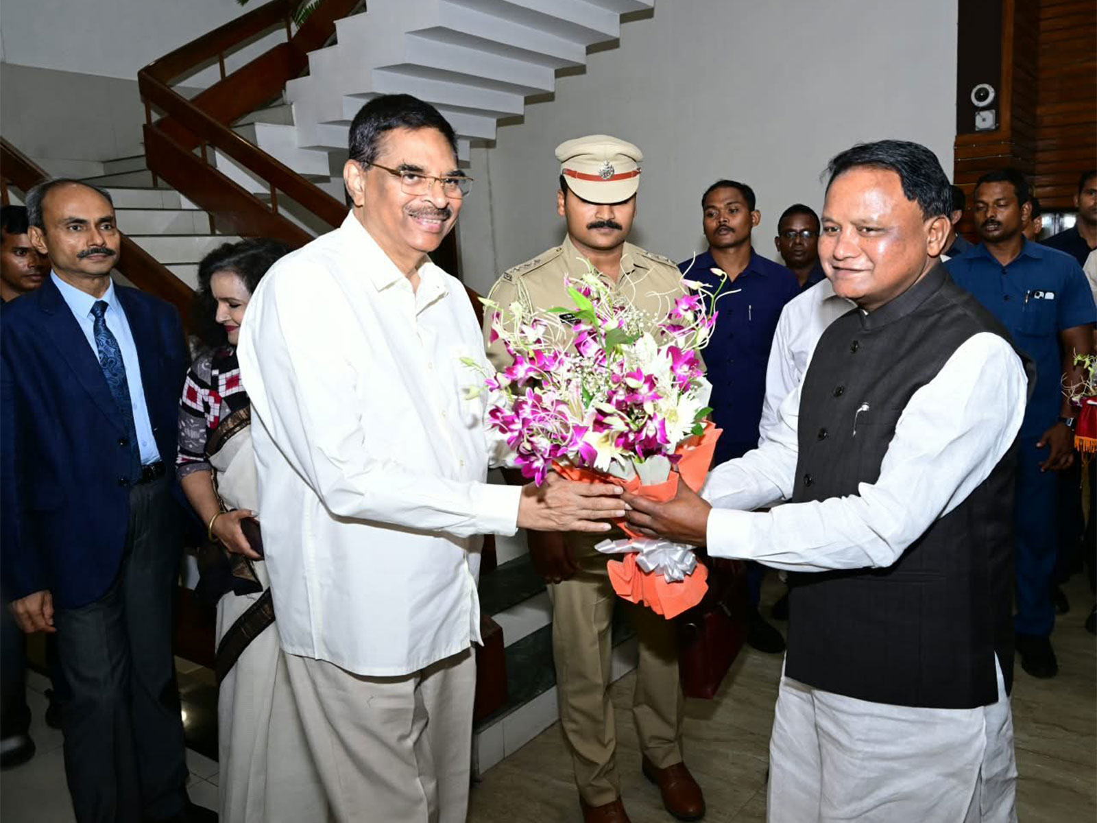 Odisha CM Mohan Charan Majhi bids farewell to outgoing Governor Hari Babu Kambhampati (Photo: Odisha/CMO)