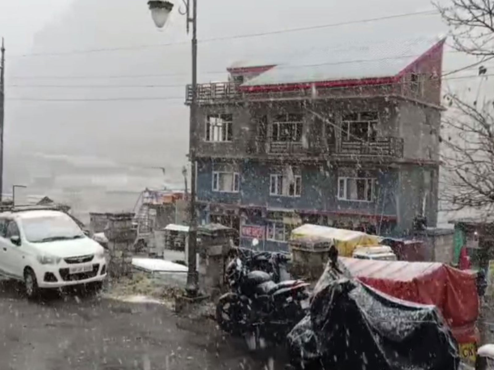 Season's first snowfall blankets J&K's higher reaches (Photo/ANI)