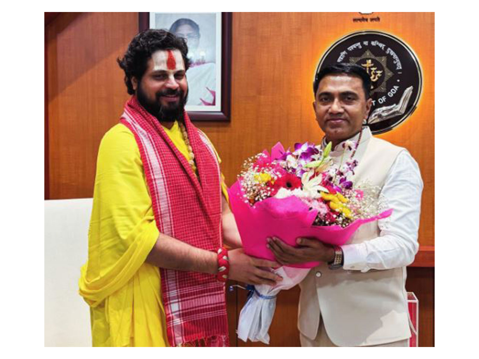 Goa Chief Minister Pramod Sawant met spiritual leader Jagadguru Satishacharya Ji Maharaj (Photo/Instagram/jagadguru_satishacharya)