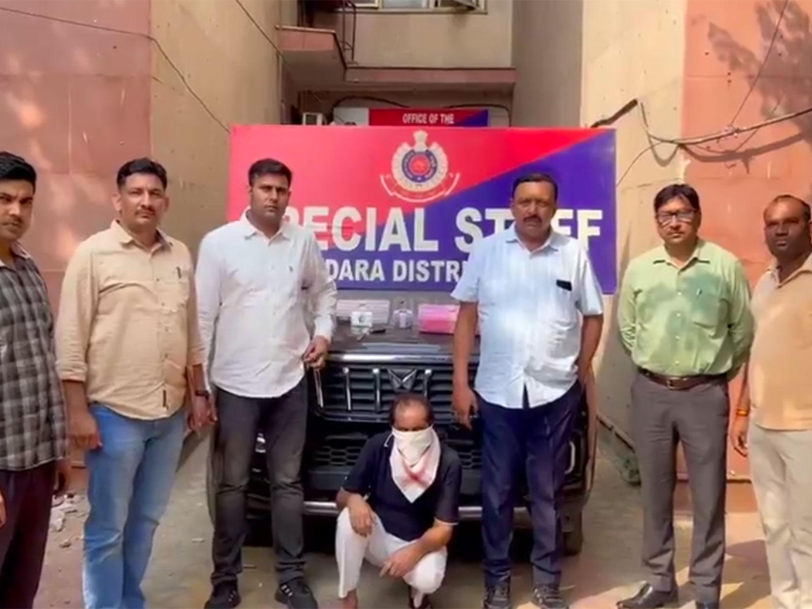Delhi Police with the accused (Photo/Delhi Police)