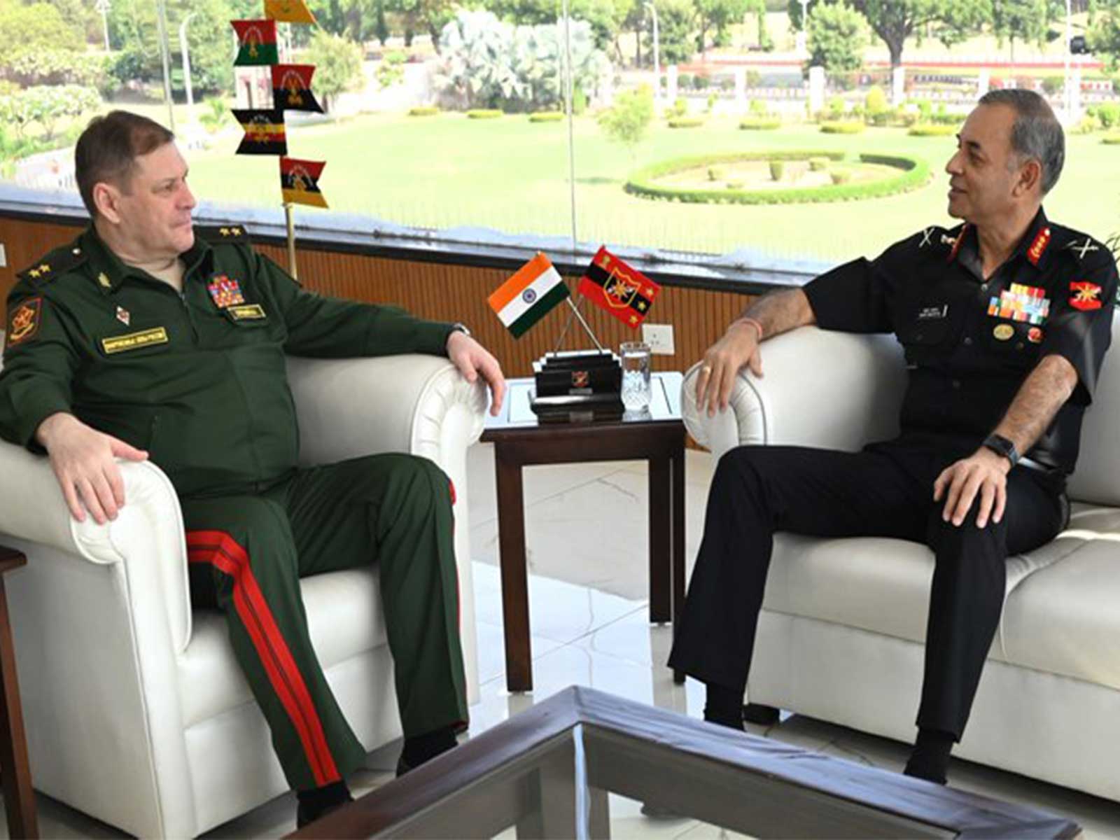 Russian Lt Gen Igor Anatolyevich Seritsky interacts with Indian Lt Gen Mohit Malhotra (Photo/X/@adgpi)