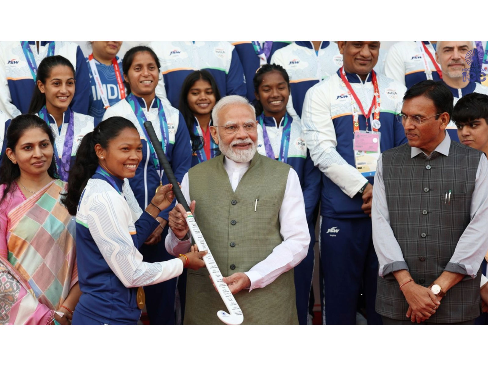 PM Modi meeting Indian women's hockey team (Photo: @TheHockeyIndia X)