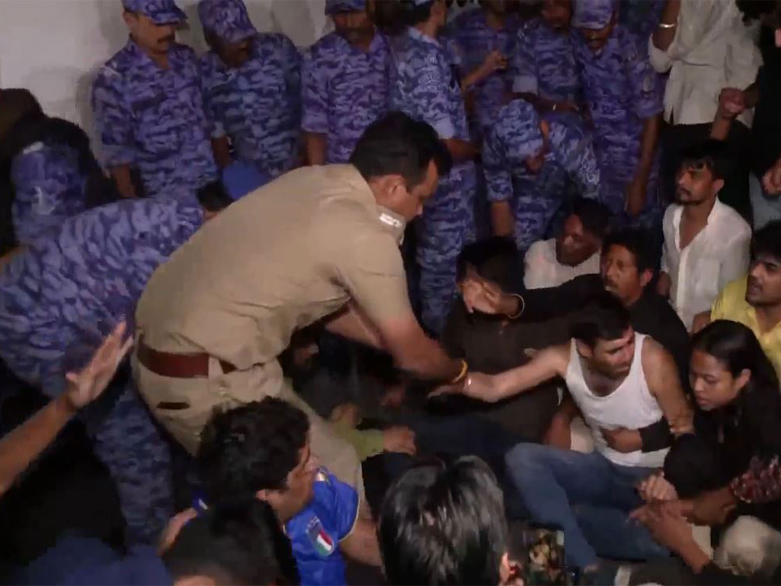 Delhi police detain NSUI workers (Photo/ANI)