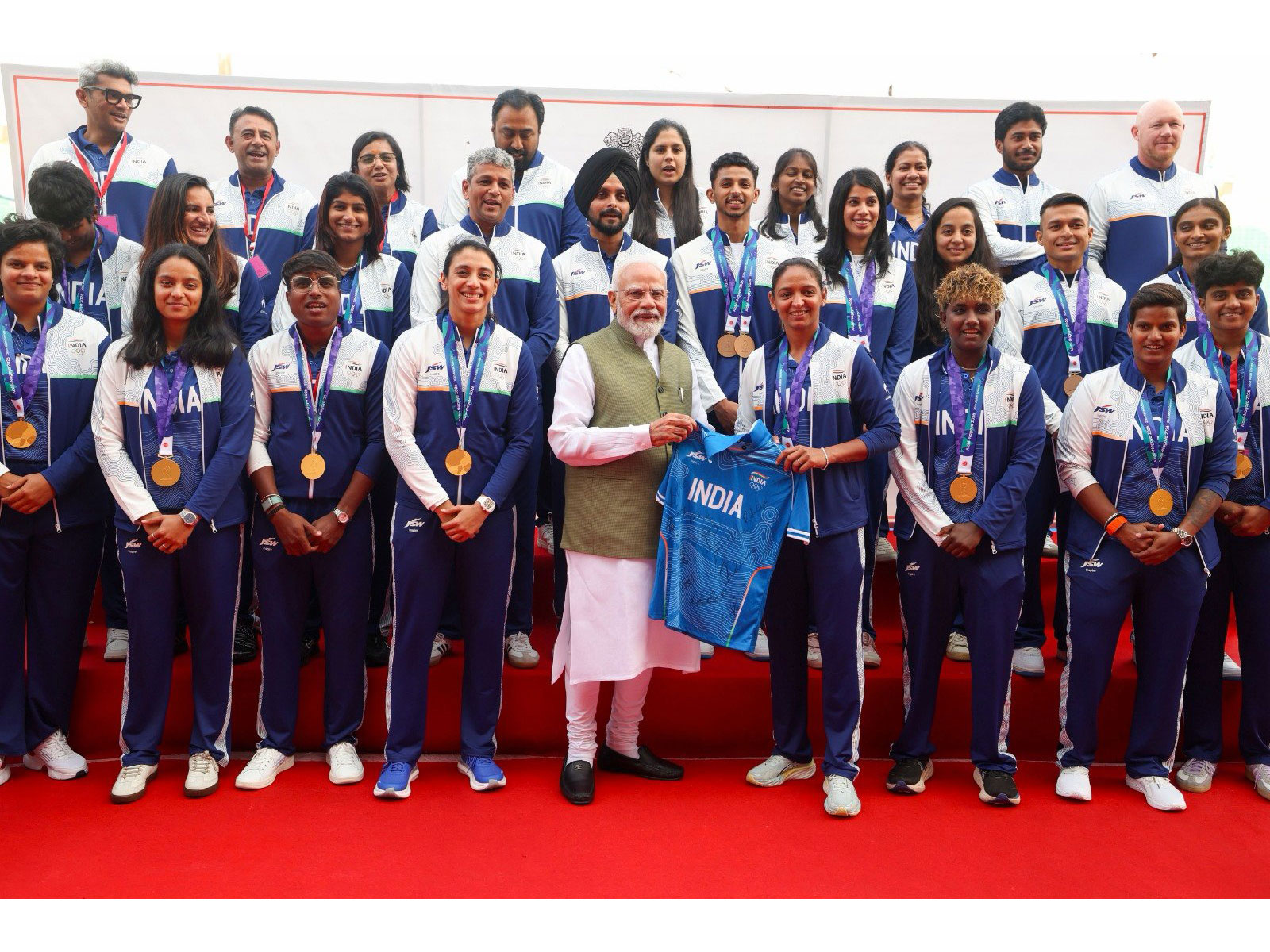 PM Modi meeting India's Asian Games heroes. (Photo: @narendramodi X)