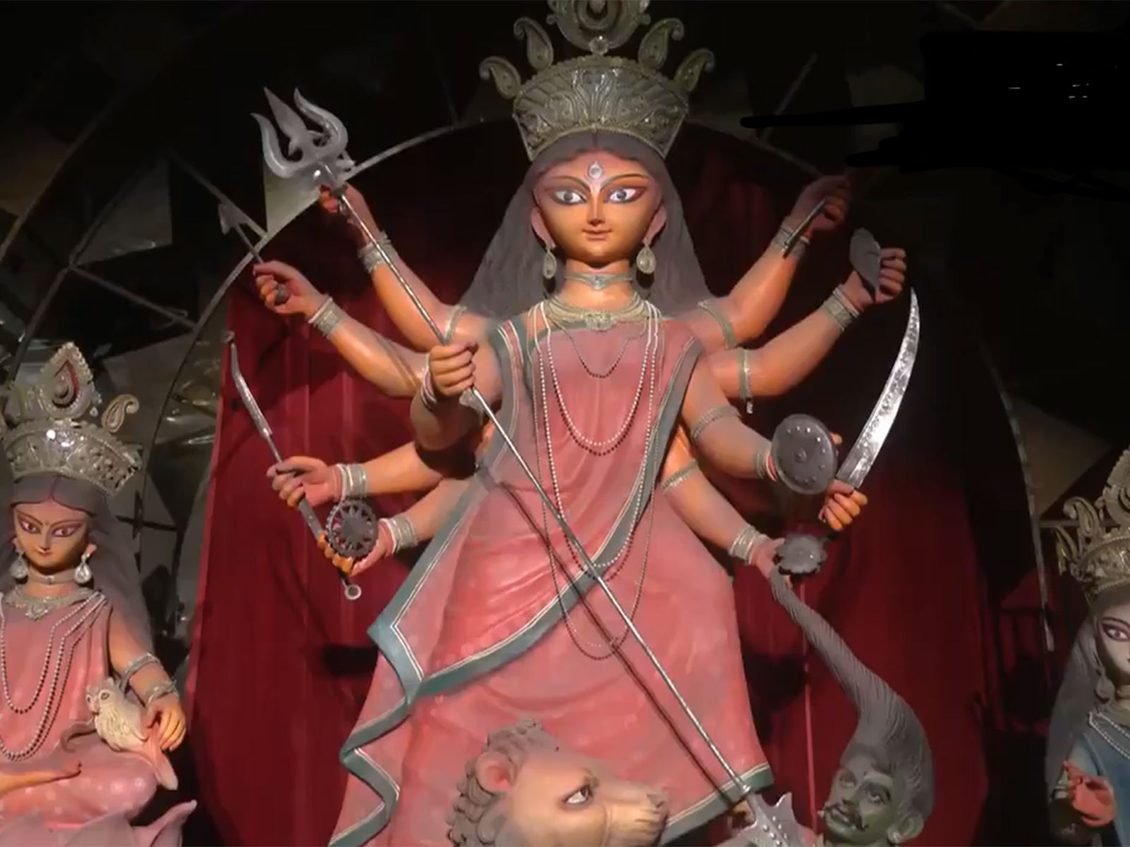 Kendua Shanti Sangha Sarbojanin Durgotsab Samiti celebrated its 53rd Durga Puja with the theme 'Aishwaryi' (Photo/ANI)