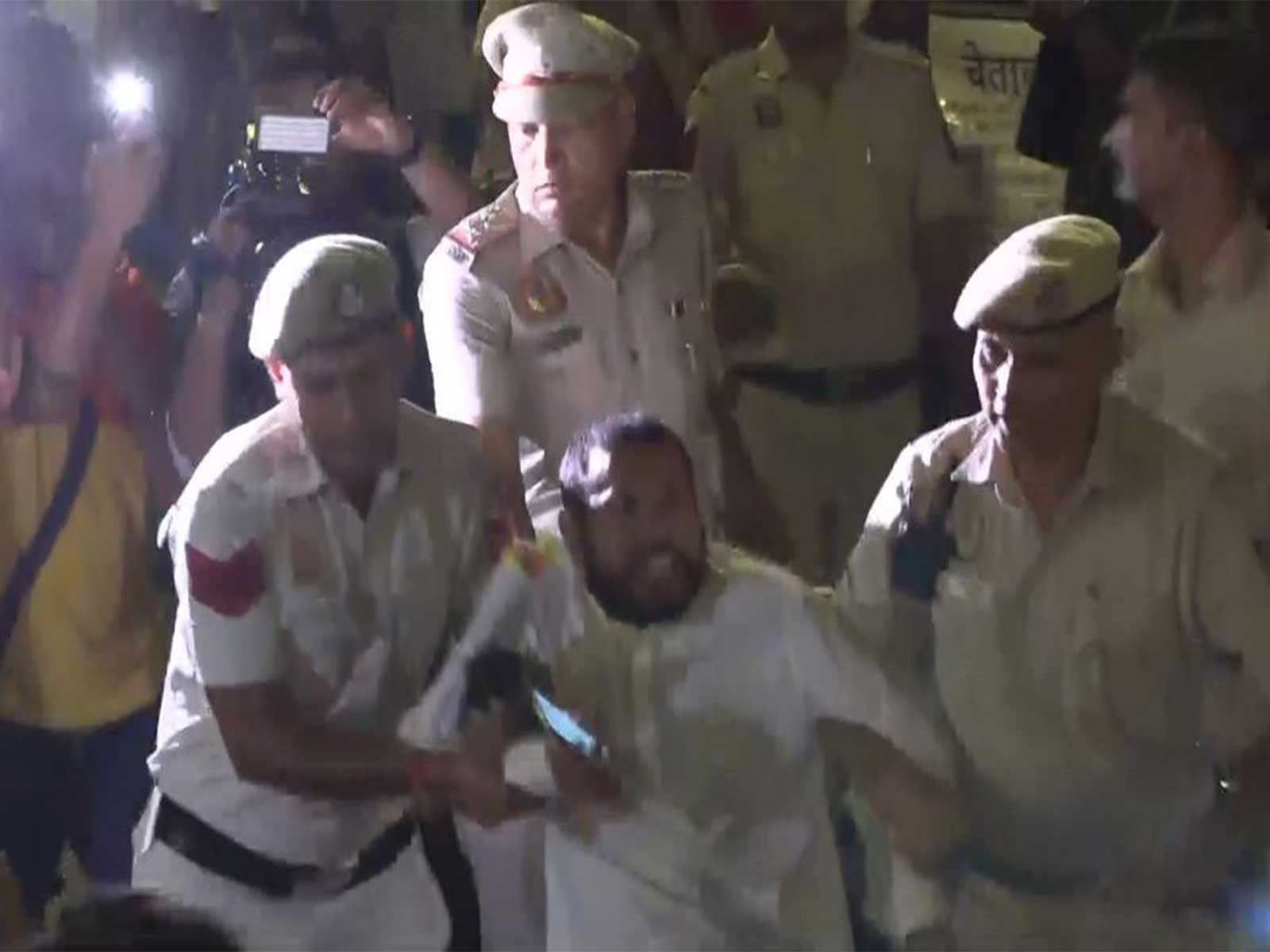 Delhi Police detaining protestors (Photo/ANI)