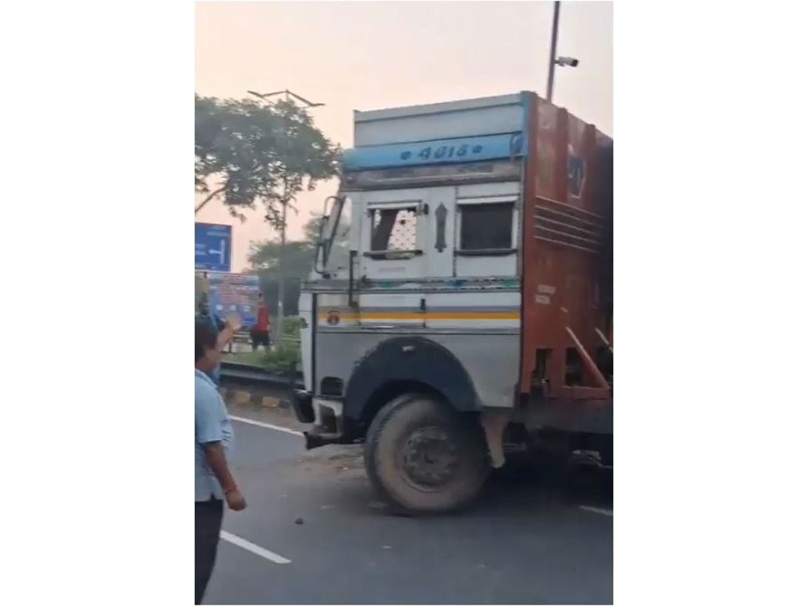 Visuals from the spot (Photo/X@dtptraffic)