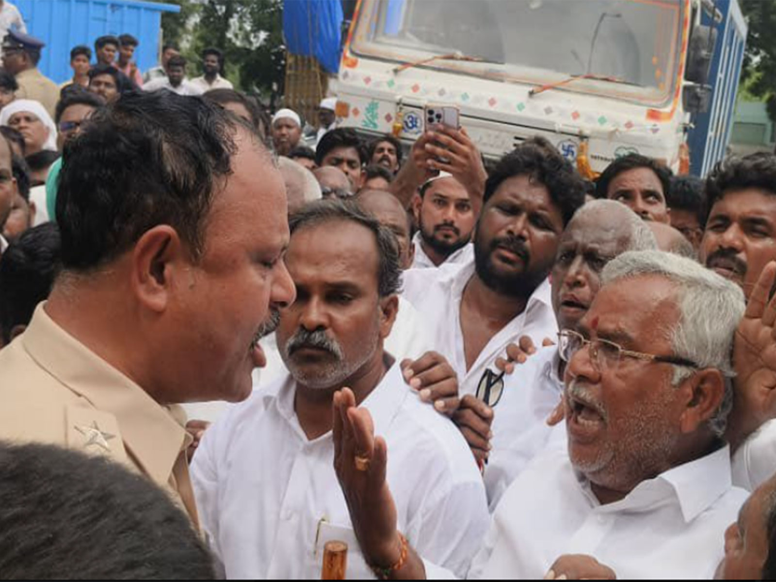 YSRCP leaders in Dachepalli Town (Photo/X/@YSRCParty)