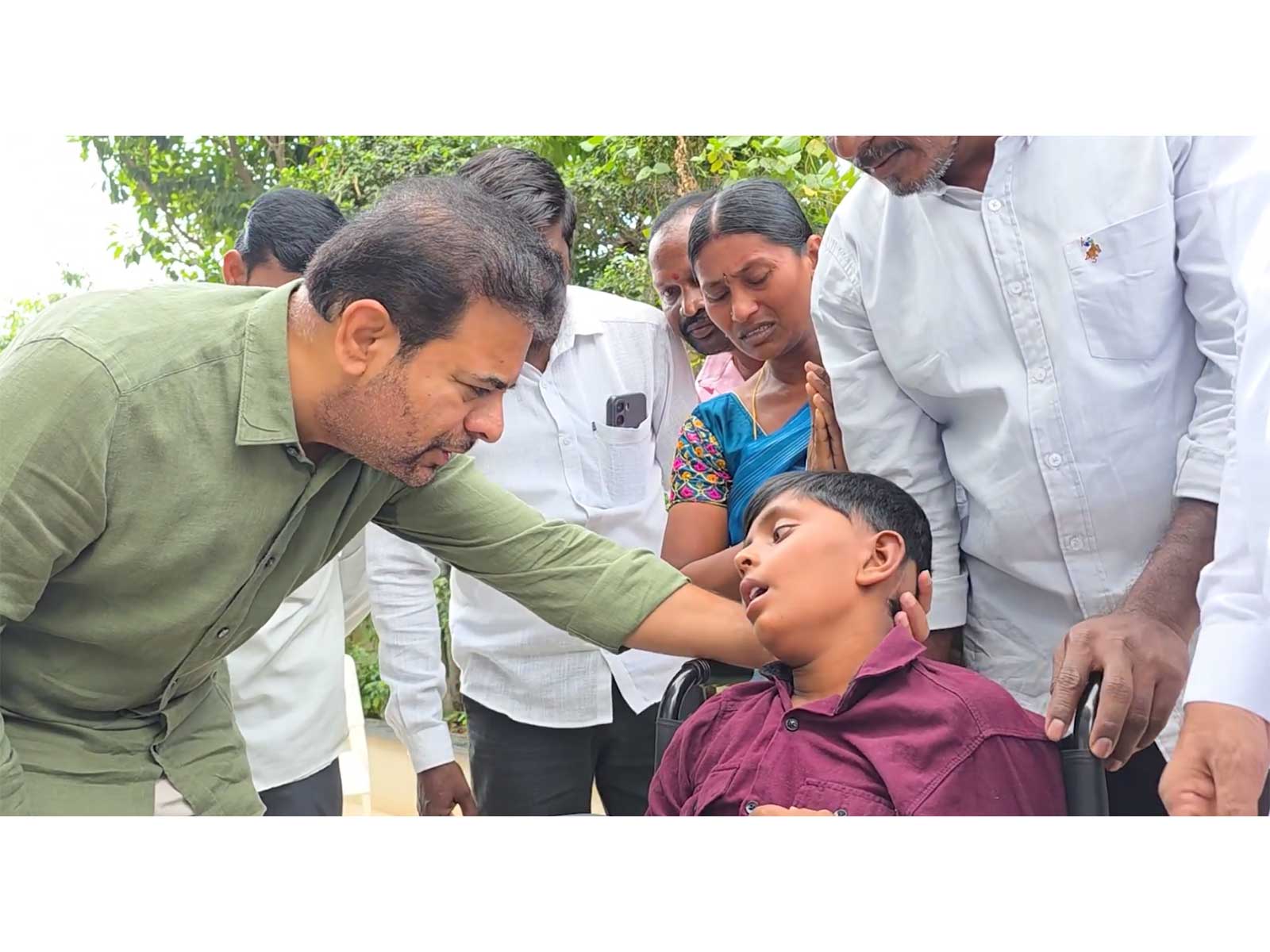 KTR's assurance to boy suffering from brain cancer (Photo/BRS)