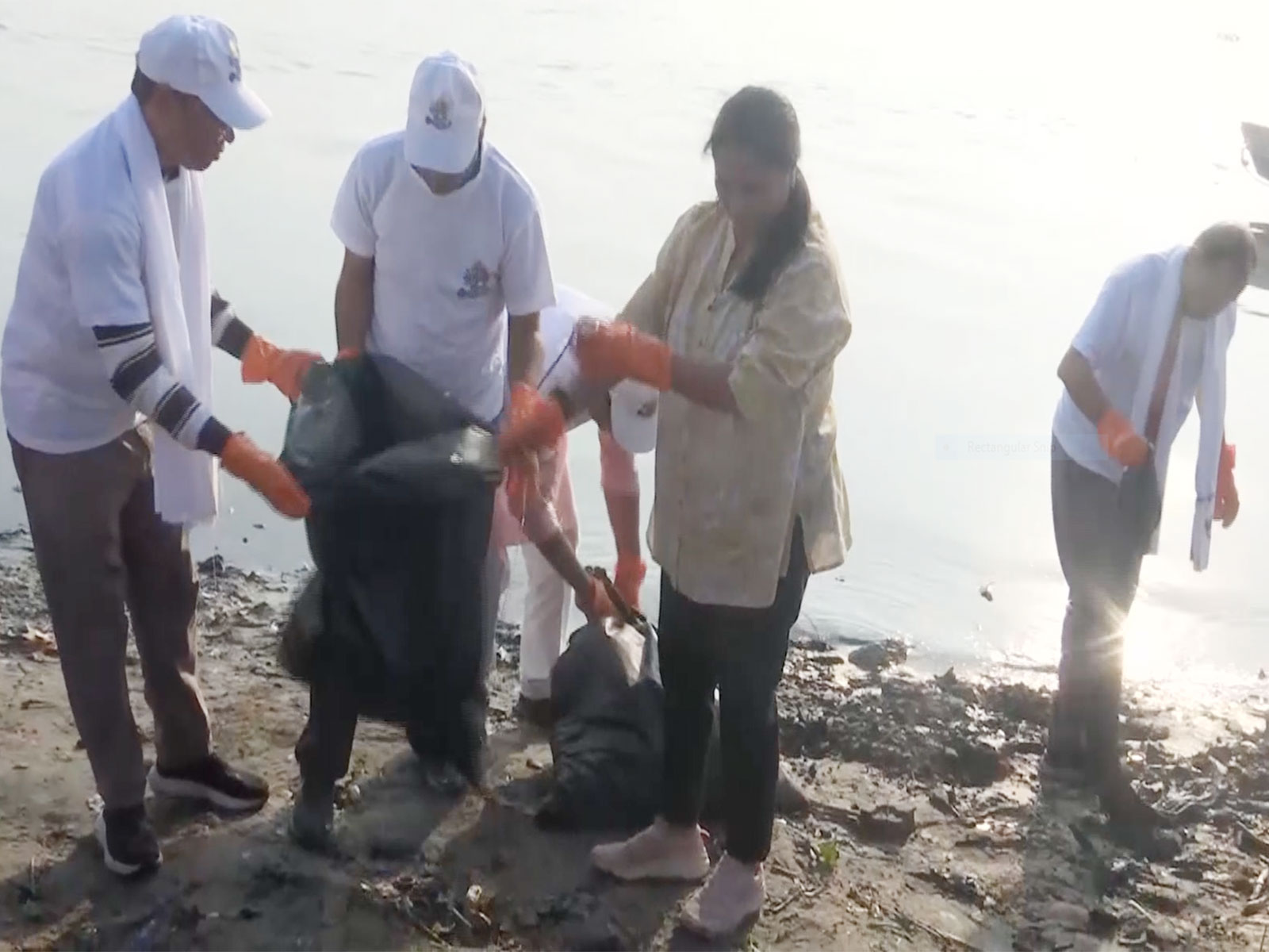 Delhi Chief Minister Rekha Gupta participates in the Yamuna cleanliness drive at Haathi Ghat near ITO (Photo/ANI)