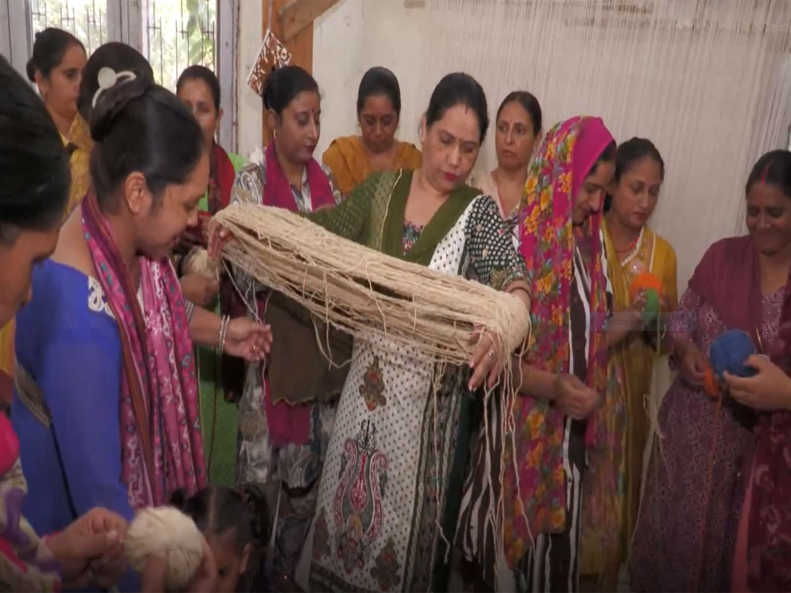 Handicrafts Department trains 20 women in carpet weaving in Udhampur (Photo/ANI)