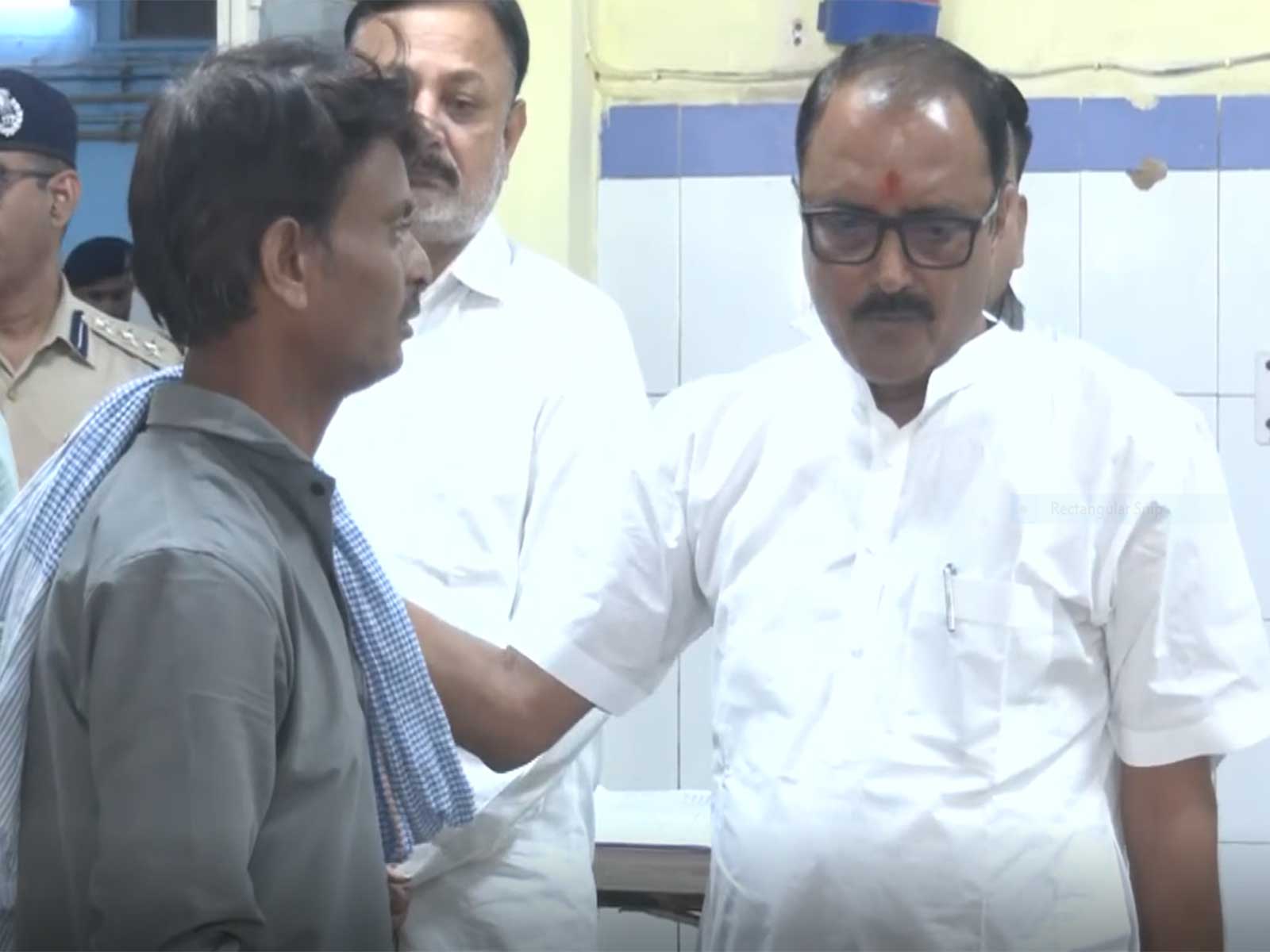 MP Minister Rakesh Shukla visits injured victims (Photo/ANI)