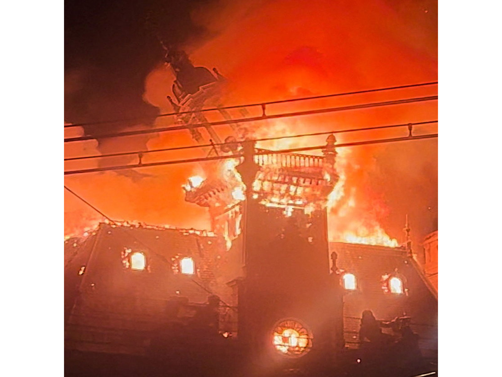 Fire at Limoge's town hall (Photo/Reuters)