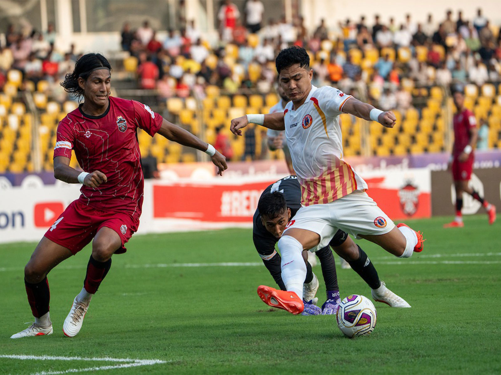 East Bengal FC and Churchill Brothers players in action (Photo: ISL)