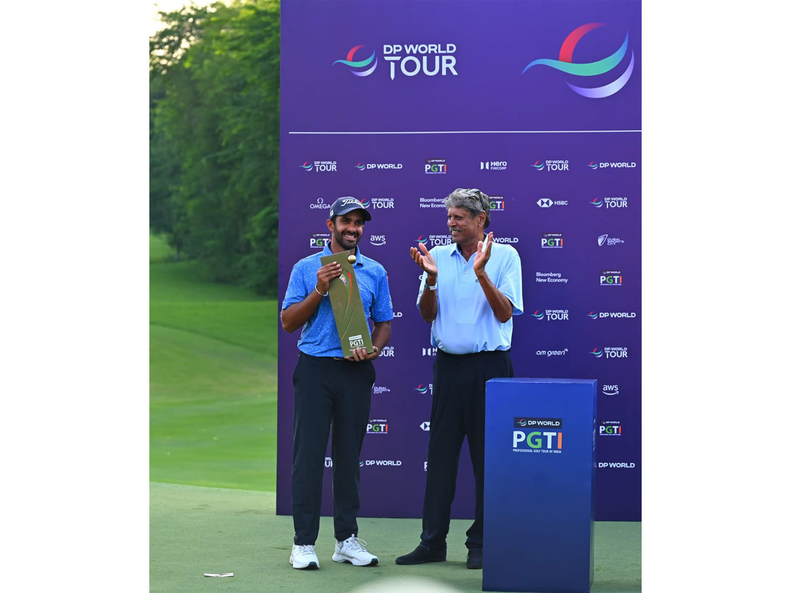 Saptak Talwar receiving the PGTI Order of Merit Trophy from Kapil Dev, President, PGTI. (Photo: PGTI)