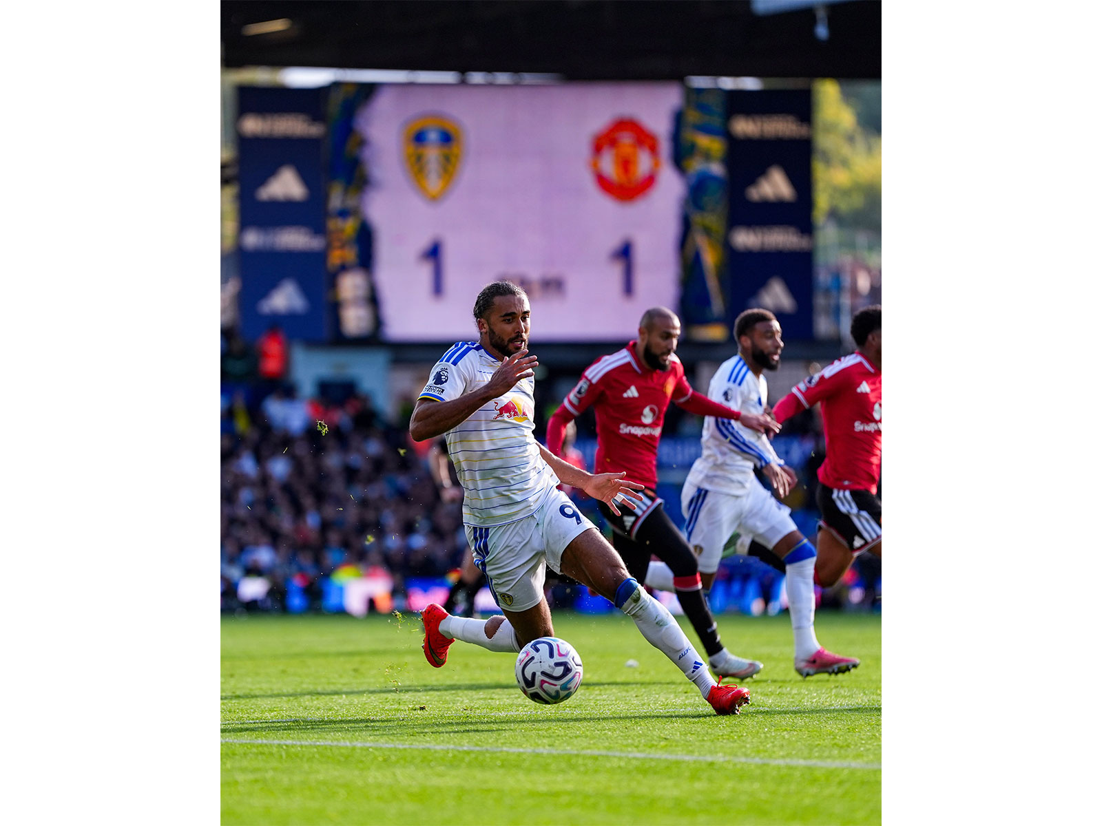 Leeds United and Manchester United players in action (Photo: X/@LUFC)