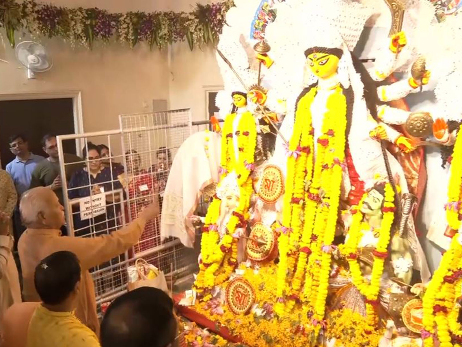 RSS Chief offers prayers at Durga Puja Pandal in Nagpur (Photo: ANI)