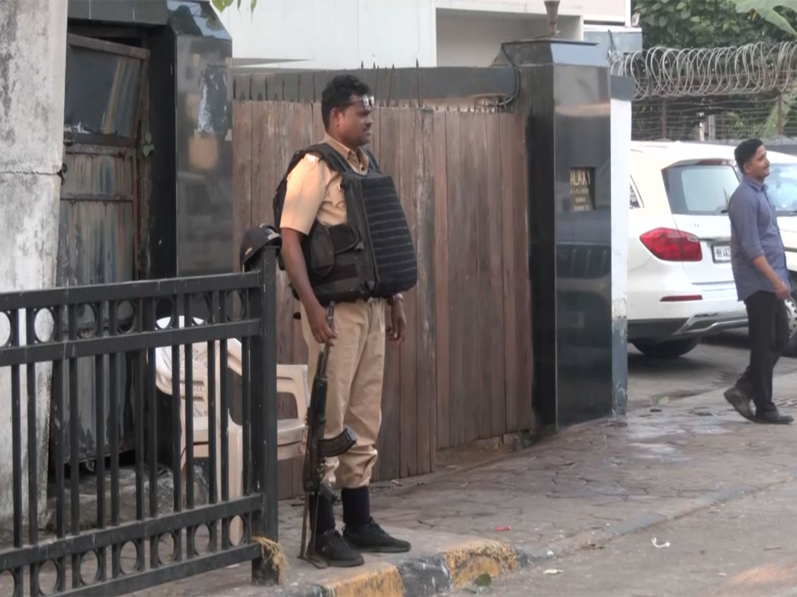 Police personnel wearing bulletproof jackets, along with police vehicles outside Salman Khan  residence (Photo/ANI)