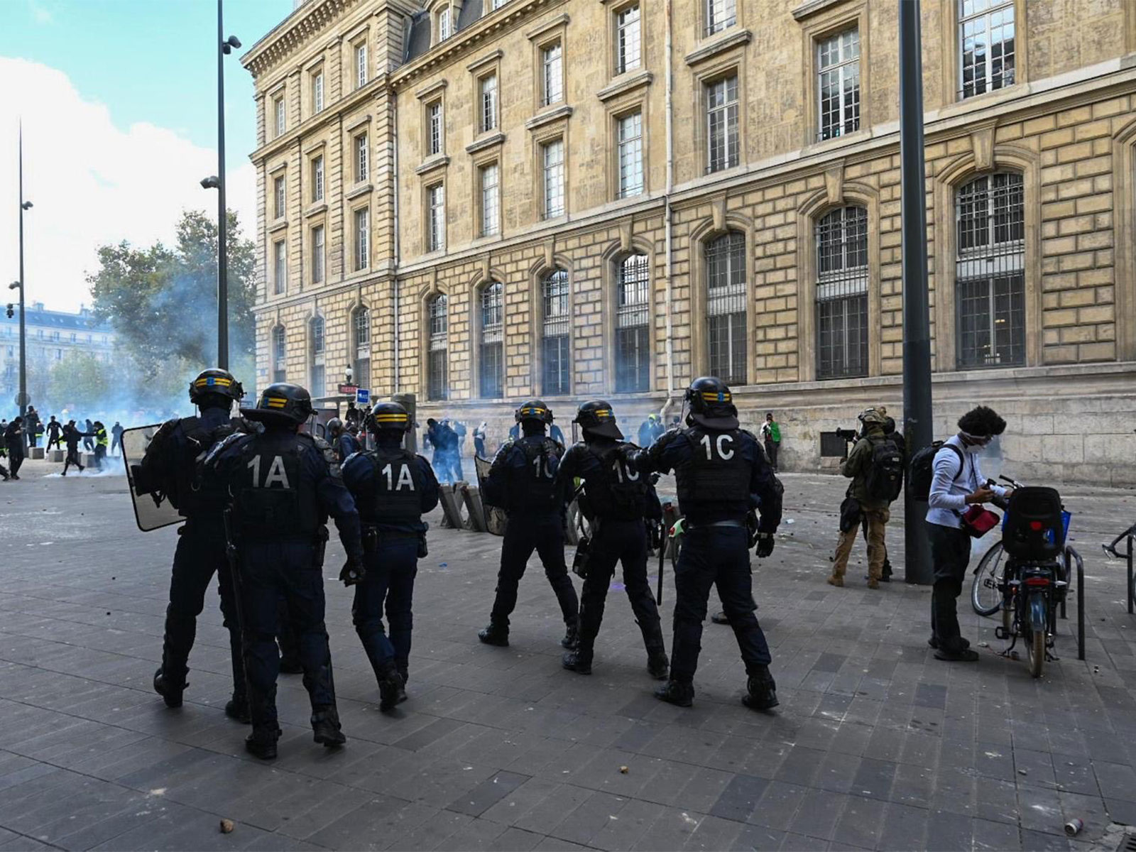 French police controlling the violence in Paris (Photo/X/@prefetpolice)