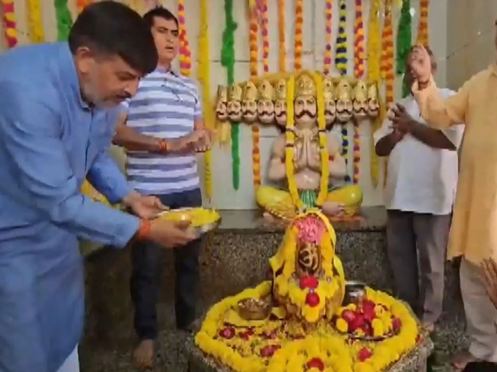 Saraswat Brahmin community in Mathura performs aarti to Ravan on Vijayadashami (Photo/ANI)