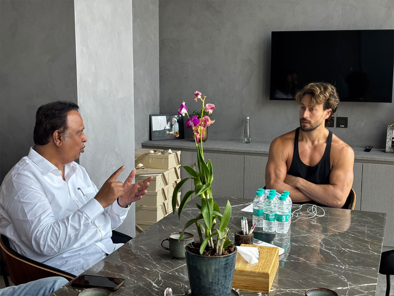 Tiger Shroff with minister Ashish Shelar (Image source:X/@ShelarAshish)