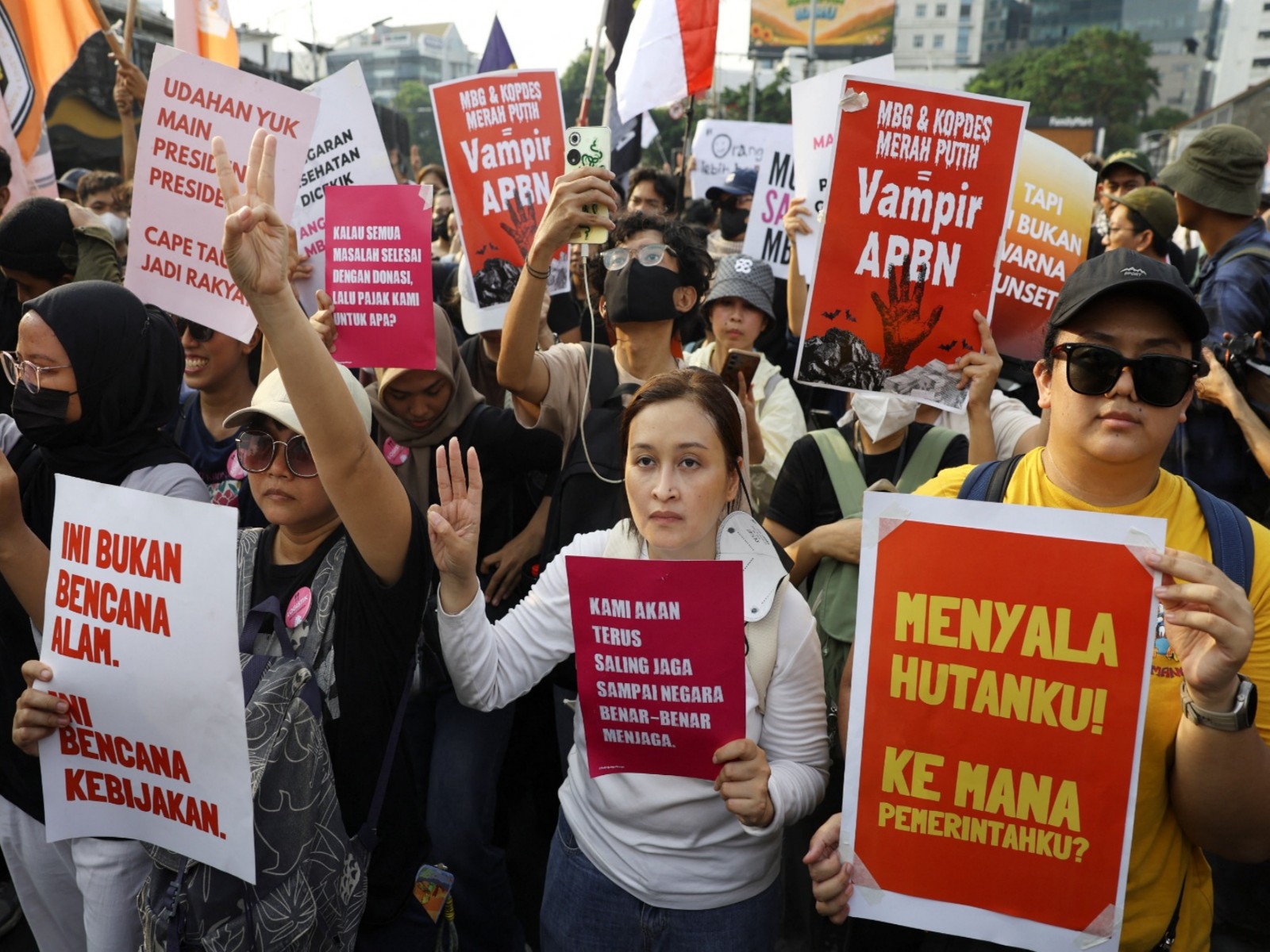 Demonstrators protest against the government's handling of wildfires and demand an end to corruption, collusion and nepotism, in Jakarta (Photo/Reuters)