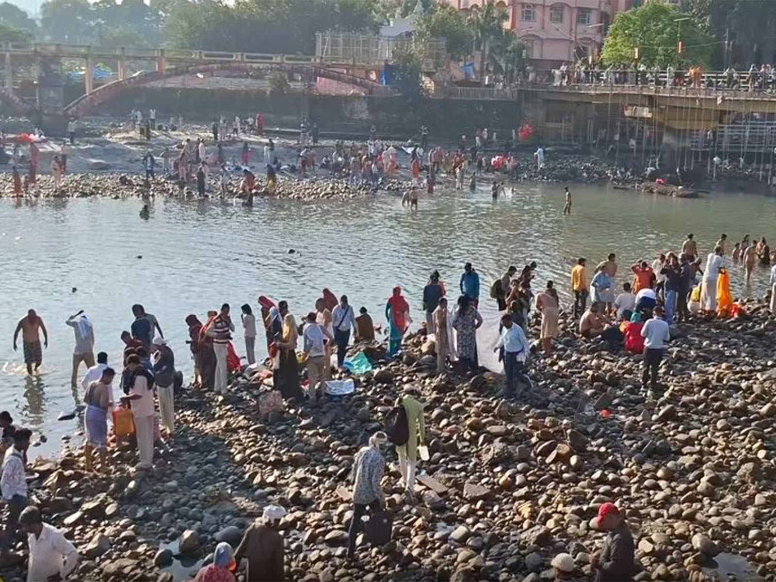 Devotees gather along the dry riverbed at Har Ki Pauri. (Photo/ANI)