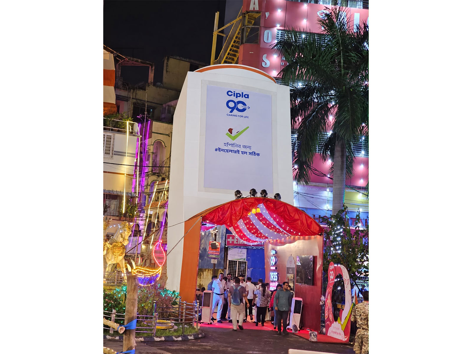 Durga Puja visitors experience Berok Zindagi’s larger-than-life inhaler installation in Kolkata, spotlighting the importance of asthma awareness and inhalation therapy