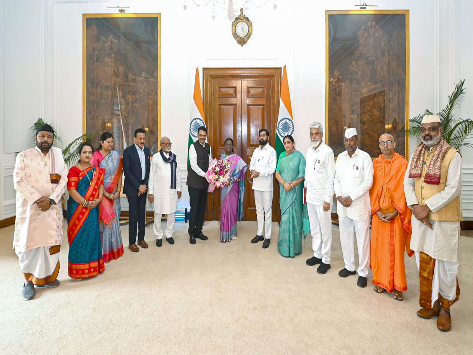 Maharashtra delegation meets President Droupadi Murmu (Photo: X/@Dev_Fadnavis)