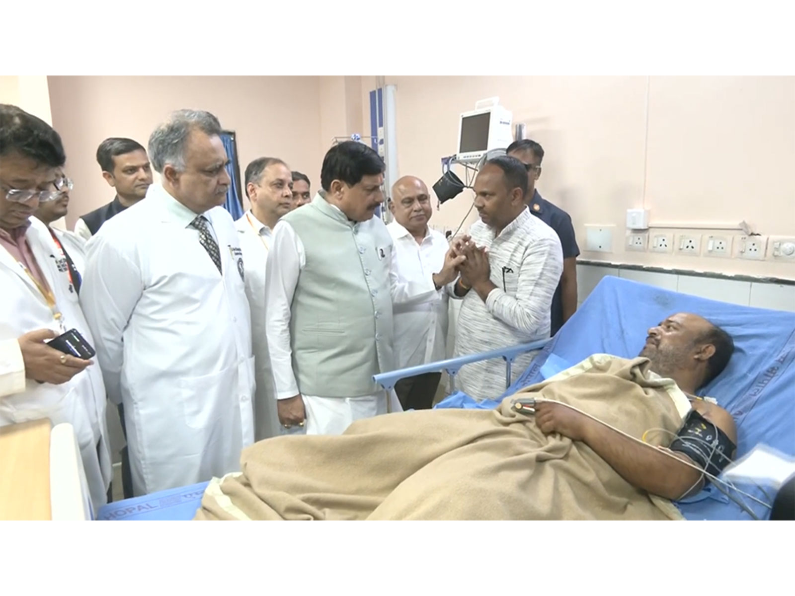MP CM Mohan Yadav meets injured undergoing treatment at AIIMS Bhopal (Photo/ANI)