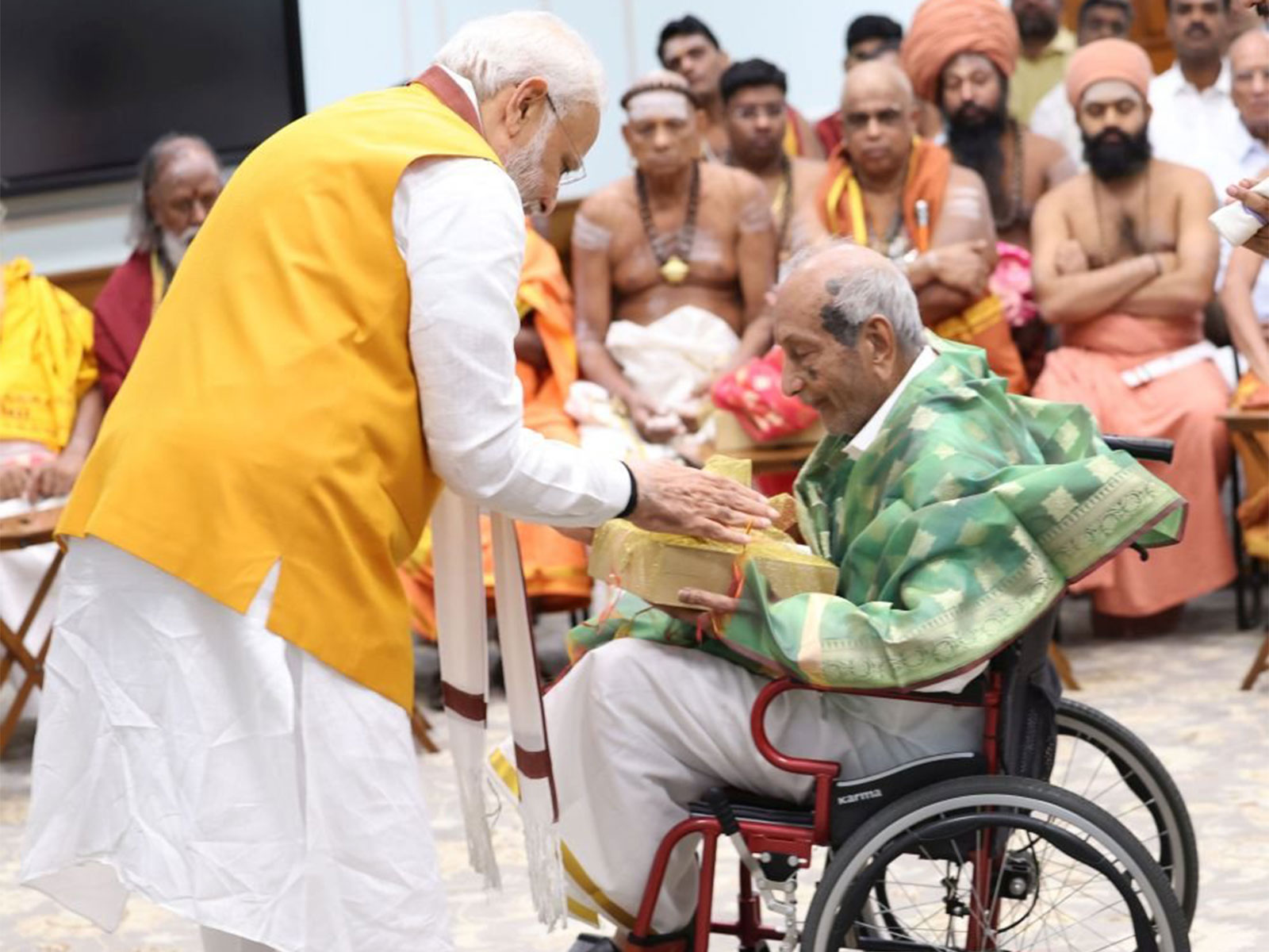 PM Modi and Sengol craftsman Vummidi Ethiraj (File Photo: X/@narendramodi)