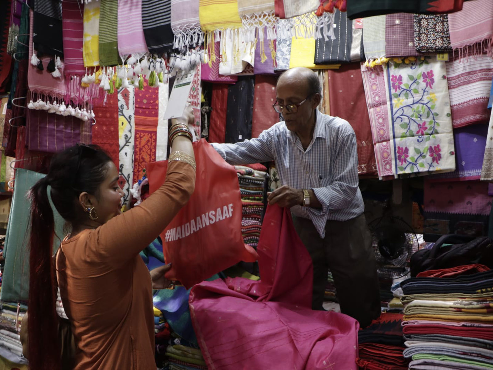 Maidaan Saaf campaign marks its first-ever reusable tote bag distribution in West Bengal, encouraging conscious shopping choices during Durga Puja. 