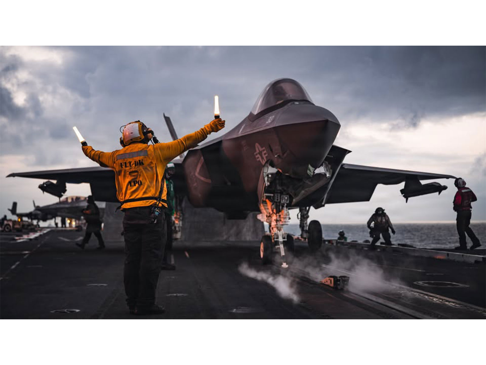 A U.S. Sailor signals an F-35C Lightning II (Photo/@CENTCOM)
