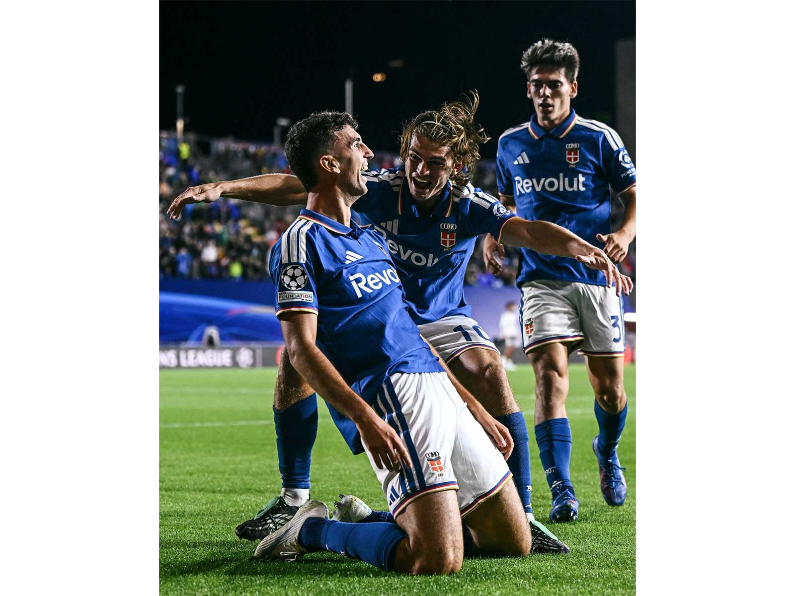 Como players celebrating (Photo: X/@Como_1907)