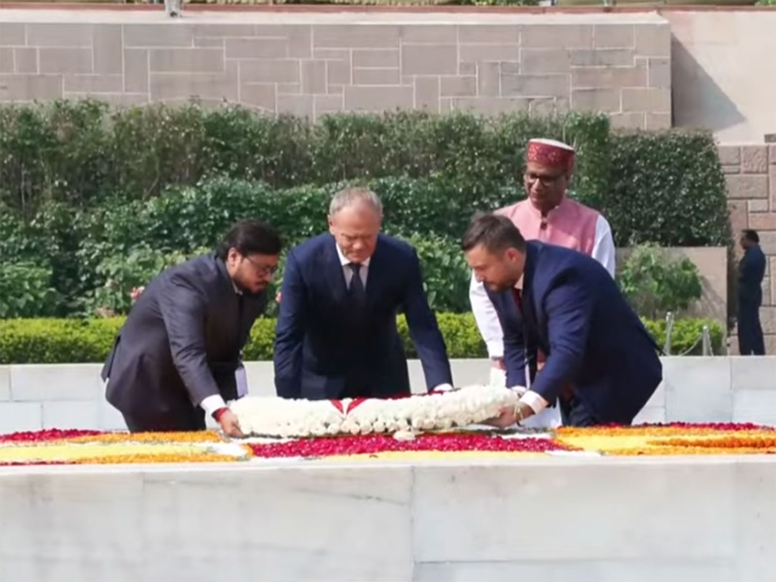 Polish PM Donald Tusk lays wreath at Raj Ghat in New Delhi (Photo/DDNews)