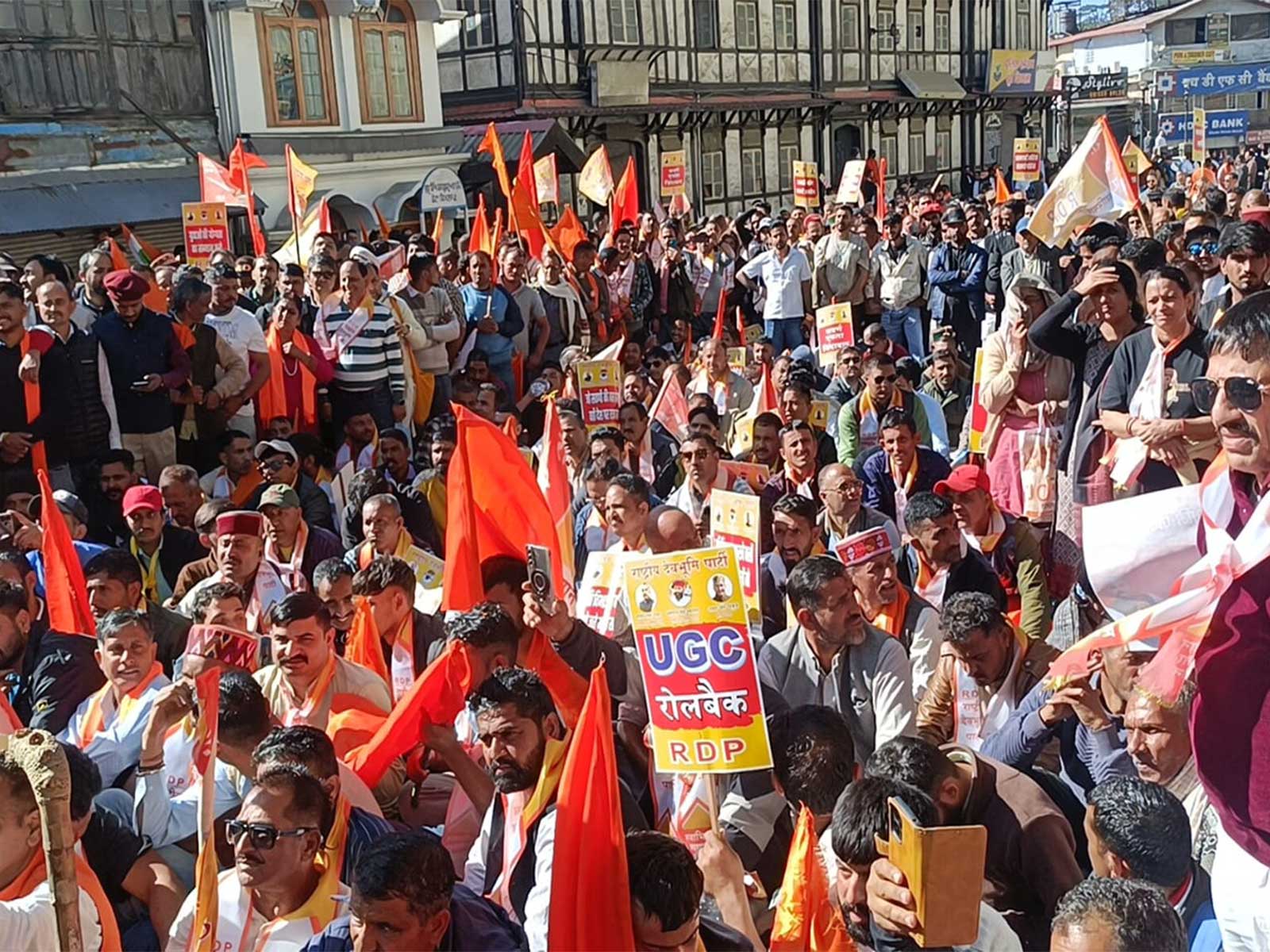 The protesters, who began their march today on 21st day from near the Inter-State Bus Terminus (ISBT) in Shimla, travelled through Khalini and Tolland before reaching the Secretariat.(Photo/ANI)