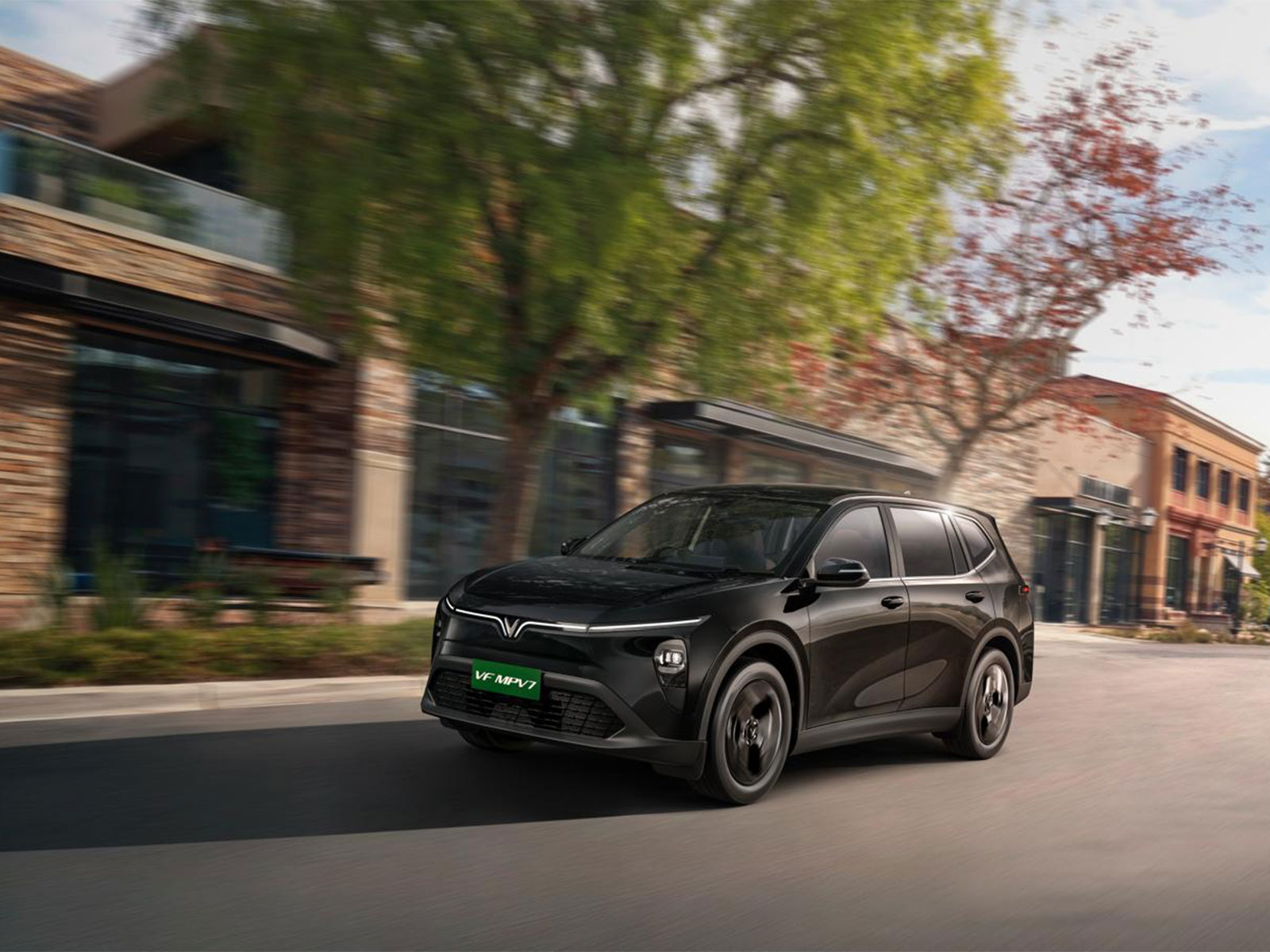The VinFast MPV 7 tackles these everyday challenges with practical features designed around how families actually use a car
