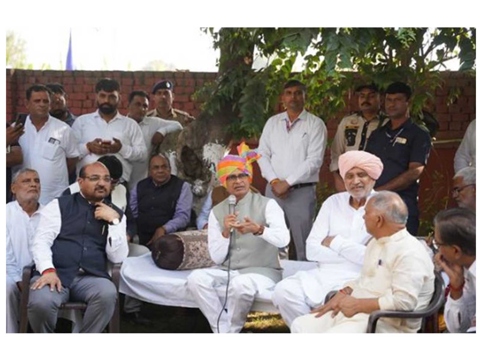 Union Minister for Agriculture Shivraj Singh Chouhan interacts with farmers in Haryana's Karnal (Photo/PIB)
