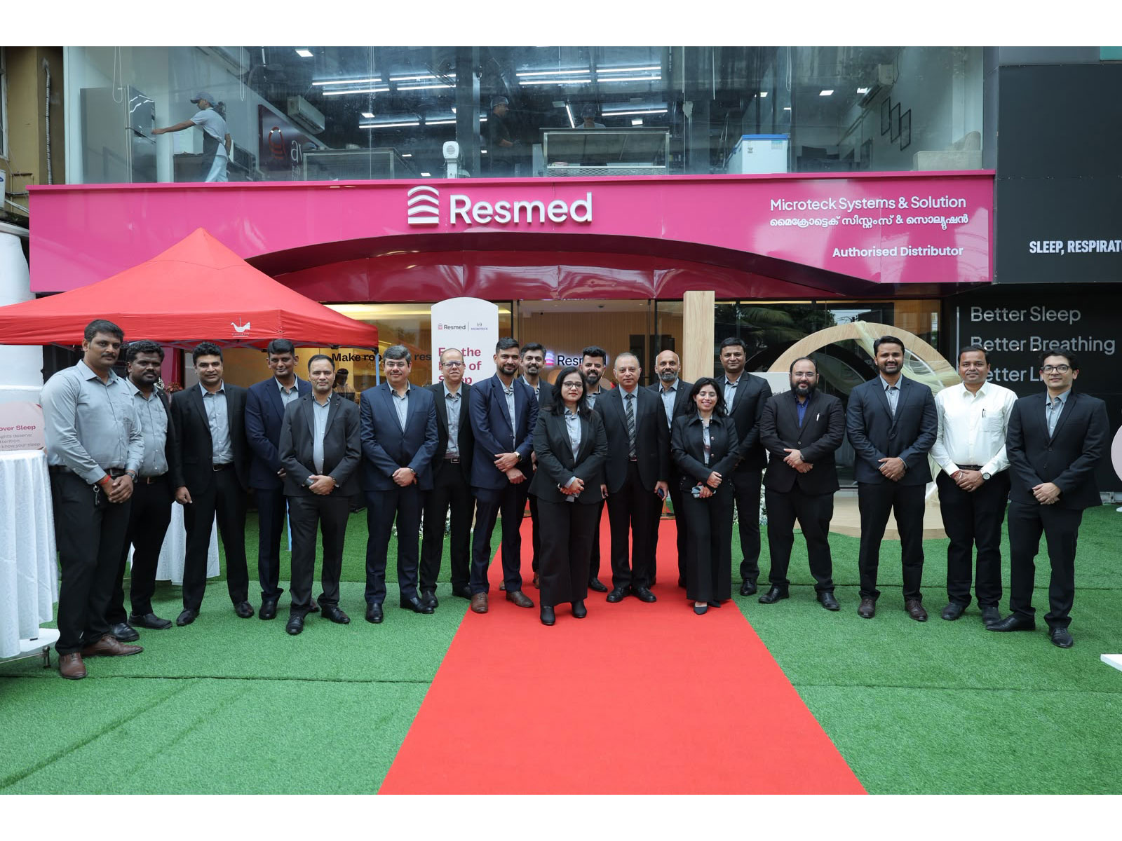Unnikrishnan T.S., Proprietor, Microteck; Sandeep Gulati, GM, ResMed India; Ashish Matta, CFO; Sukhman Arora, Marketing Lead; and regional managers at the Kochi inauguration