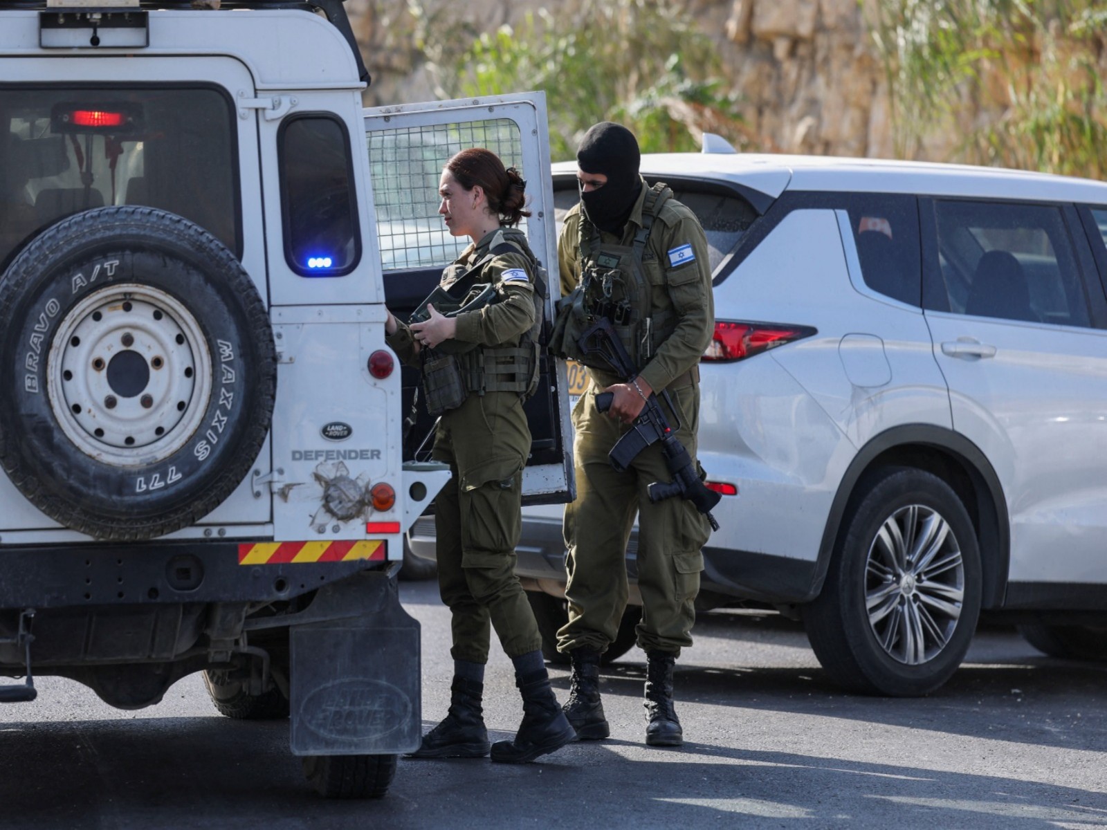 Israeli security forces at incident site in Hebron (Photo/Reuters)