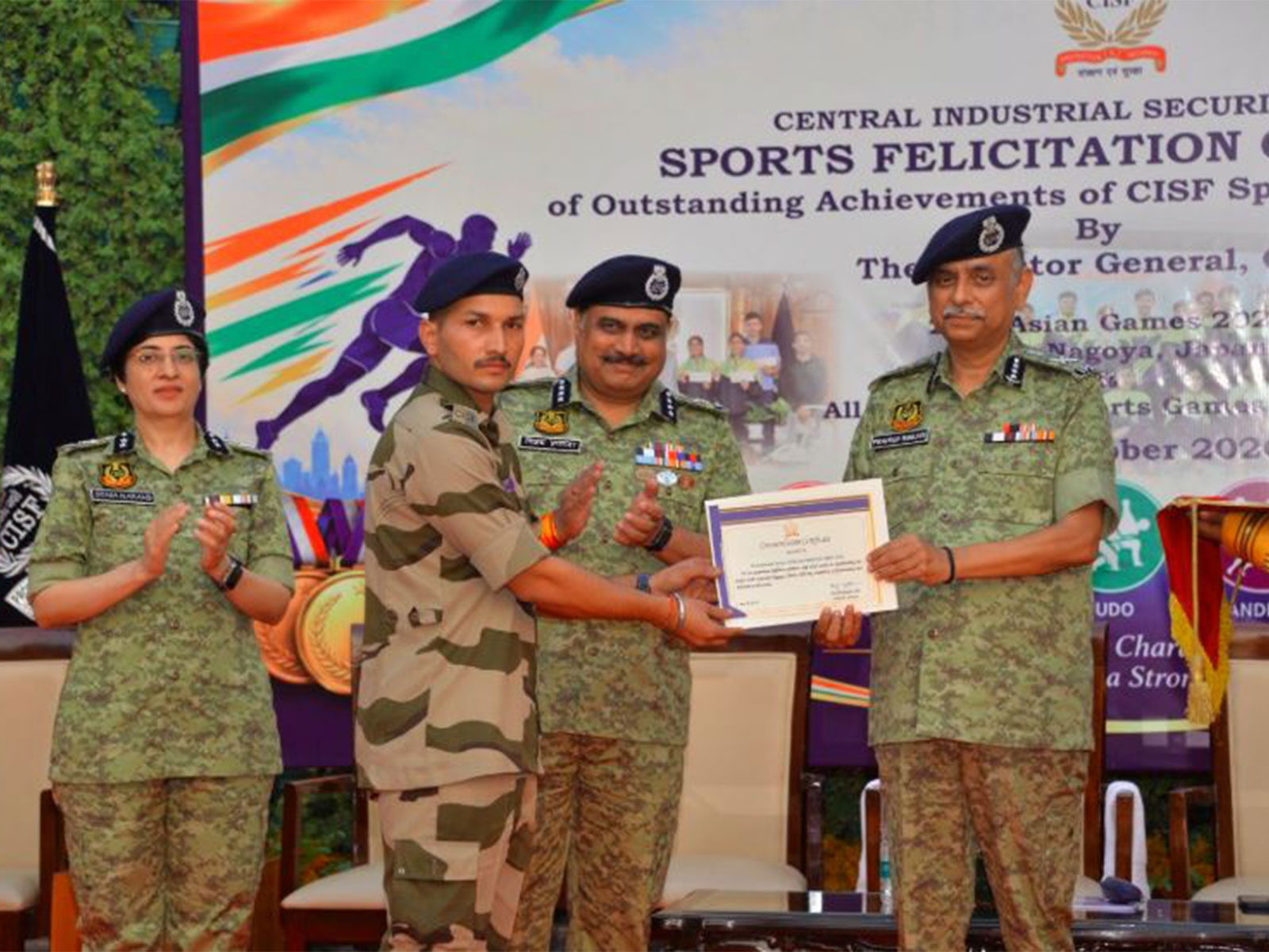 CISF personnel Abhishek Verma with DG (Photo/CISF)