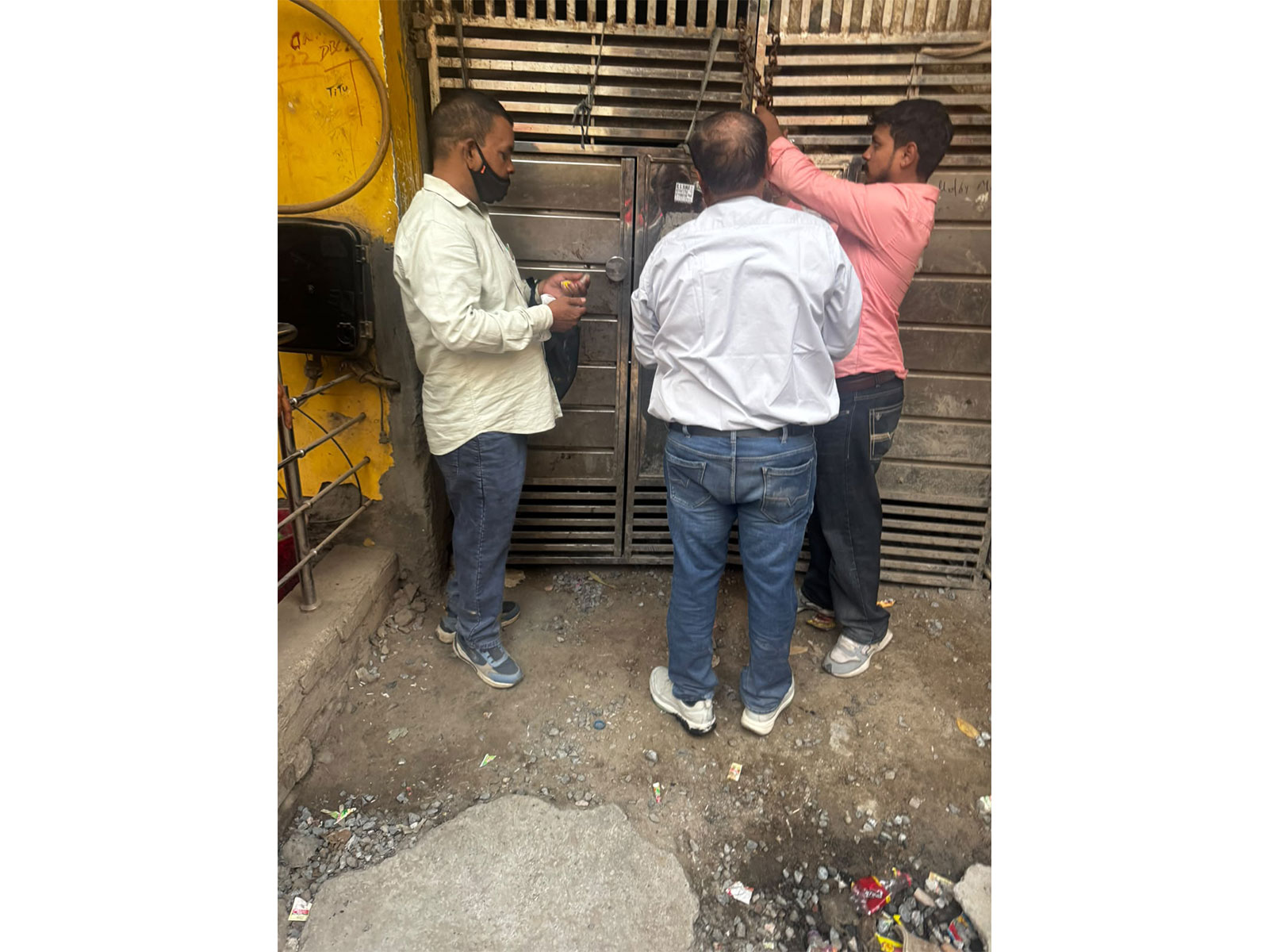 MCD seals three illegal jeans dyeing units (Photo/MCD)