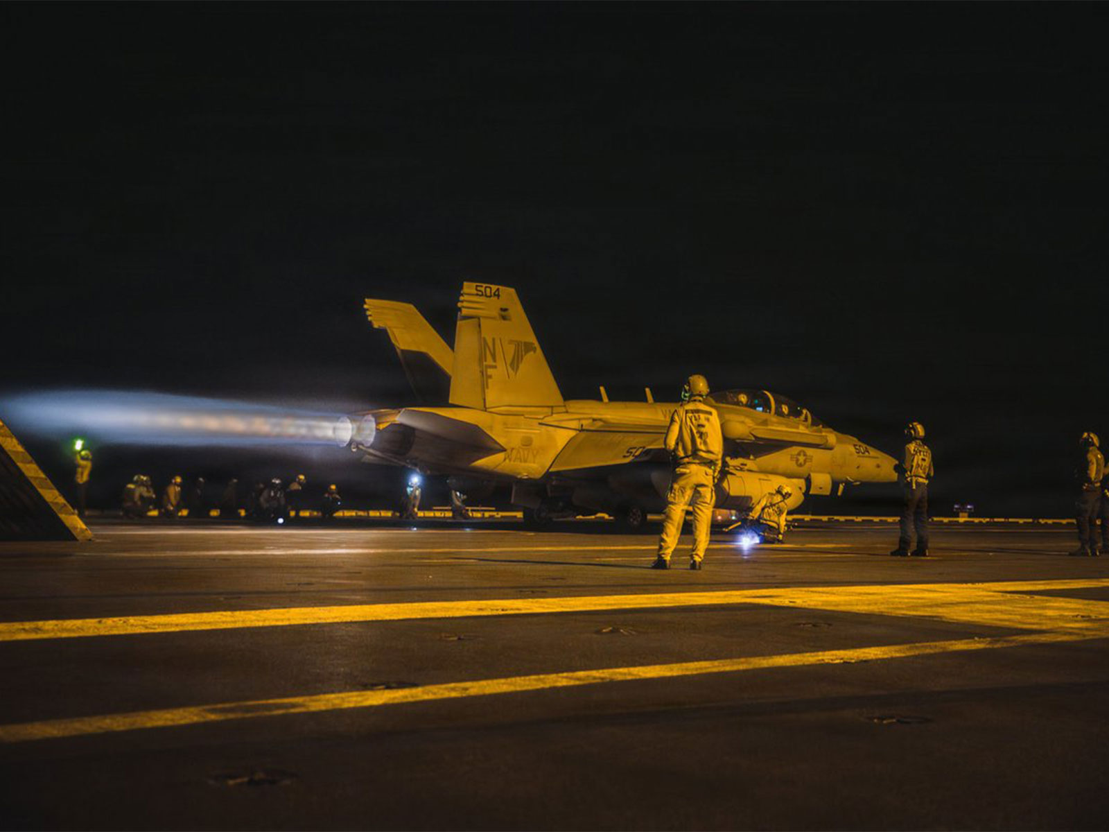 EA-18G Growler takes off from the flight deck of USS George Washington  (Photo/@CENTCOM)