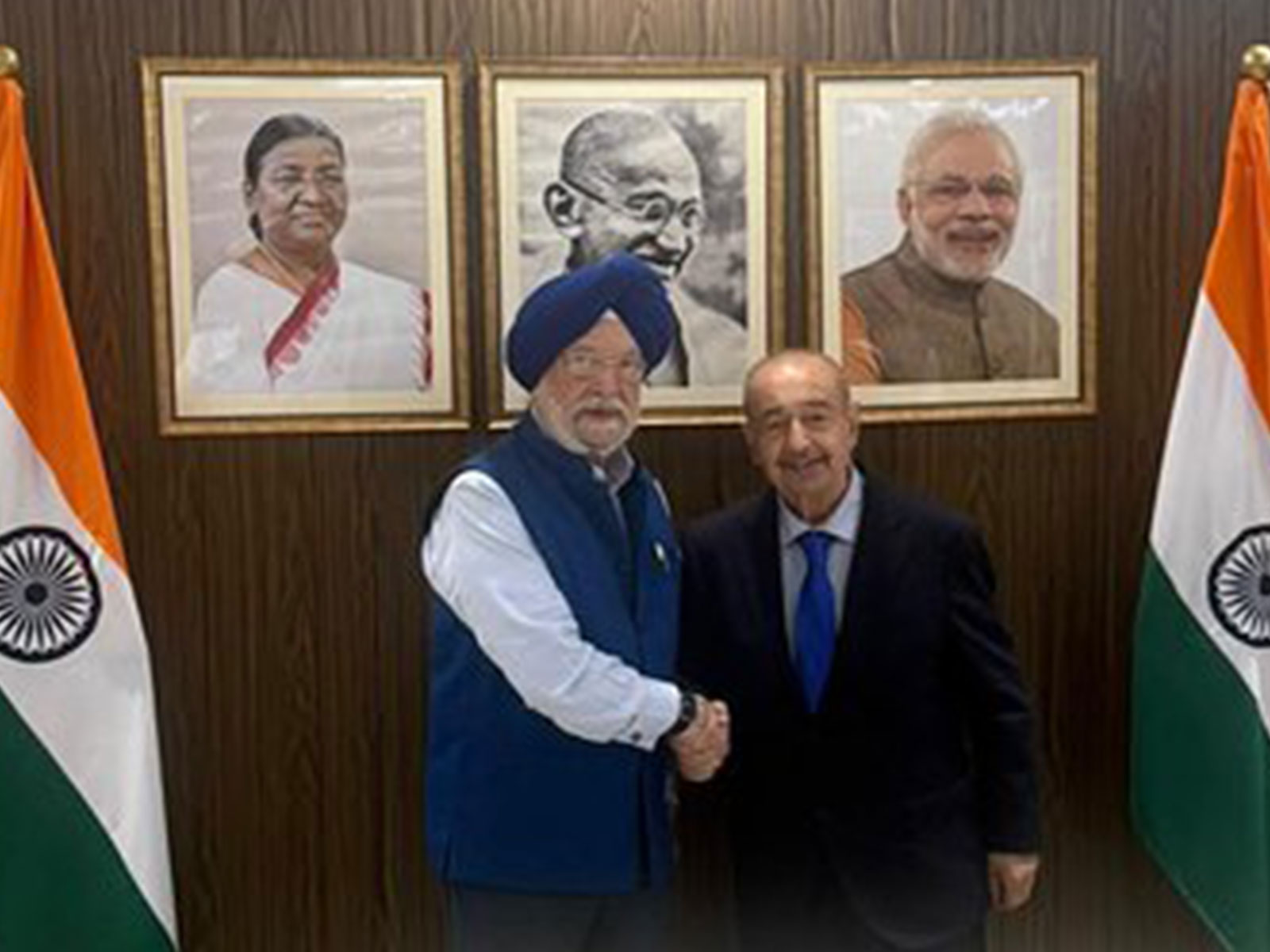 Hardeep Singh Puri with Fereidun Fesharaki (Photo/@HardeepSPuri)